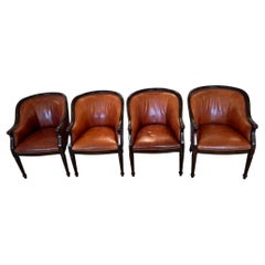 Ensemble de 4 fauteuils club Guy Chaddock en cuir caramel et noyer en forme de tonneau