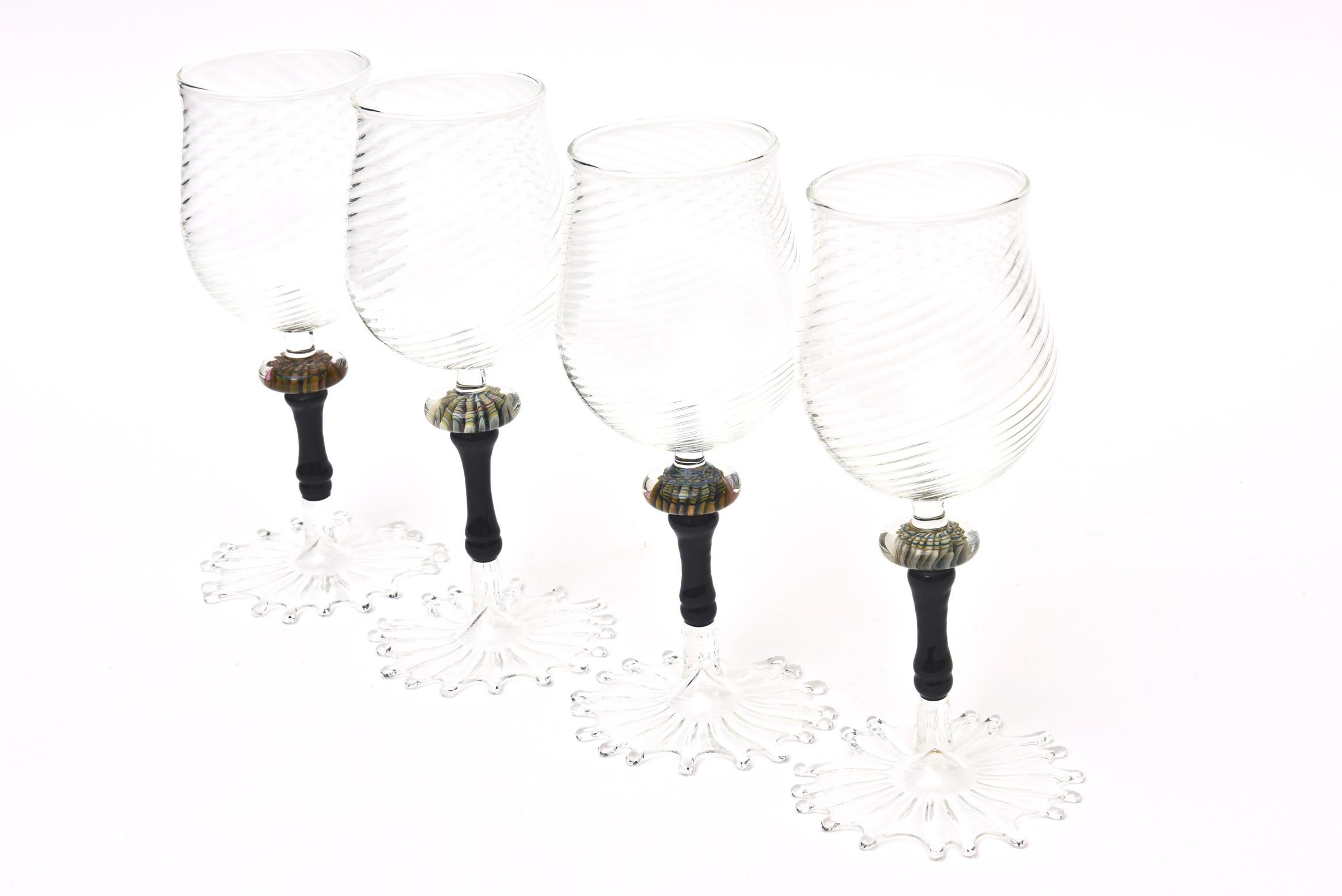 Moderne Ensemble italien de 4 verres à vin en verre de Murano avec aventurine dorée et noire en vente