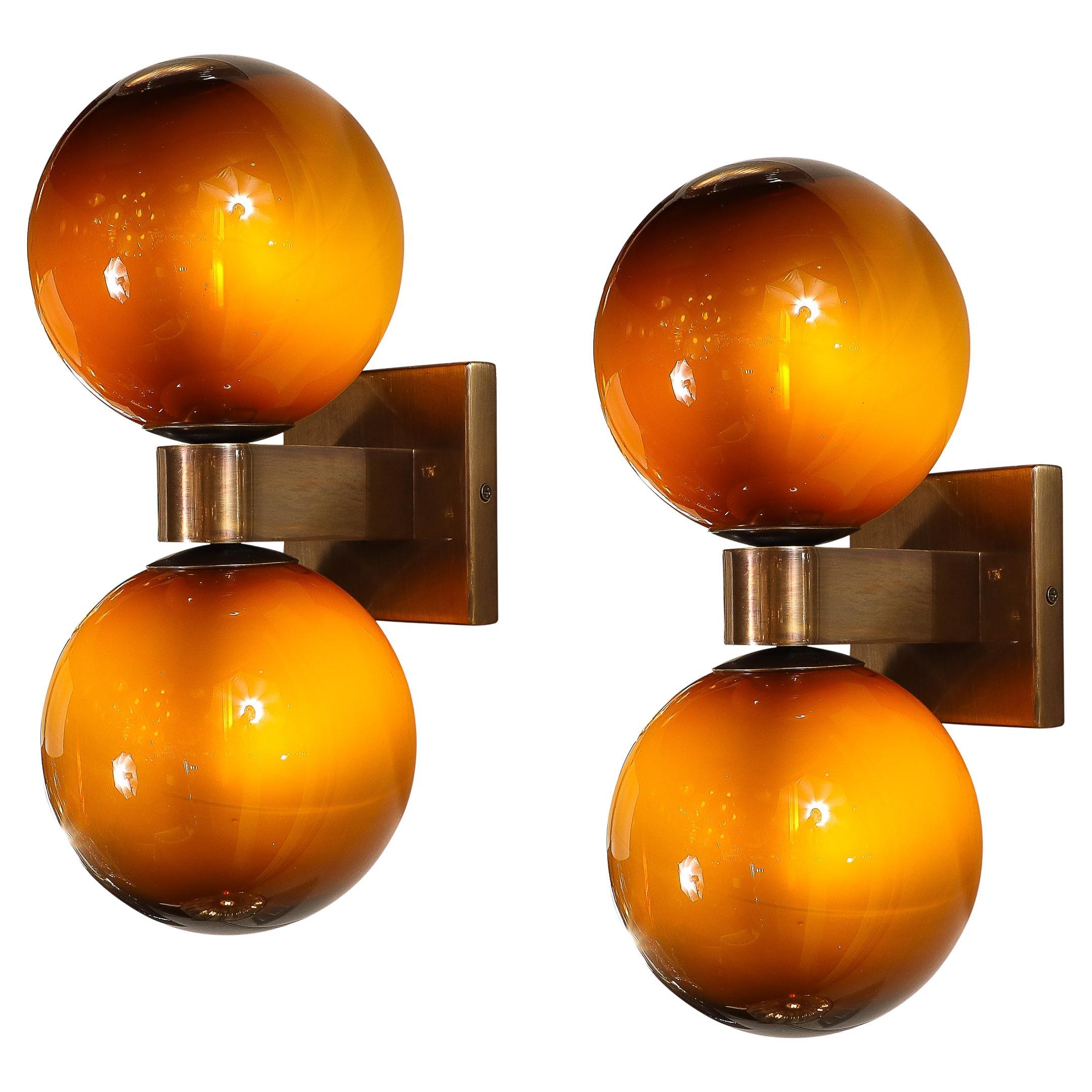 Illuminez votre espace avec cet ensemble exquis de quatre appliques doubles en verre de Murano soufflé à la main, proposées dans une teinte sophistiquée de tortue fumée avec des accessoires en bronze. Fabriquées en Italie au 21e siècle, ces