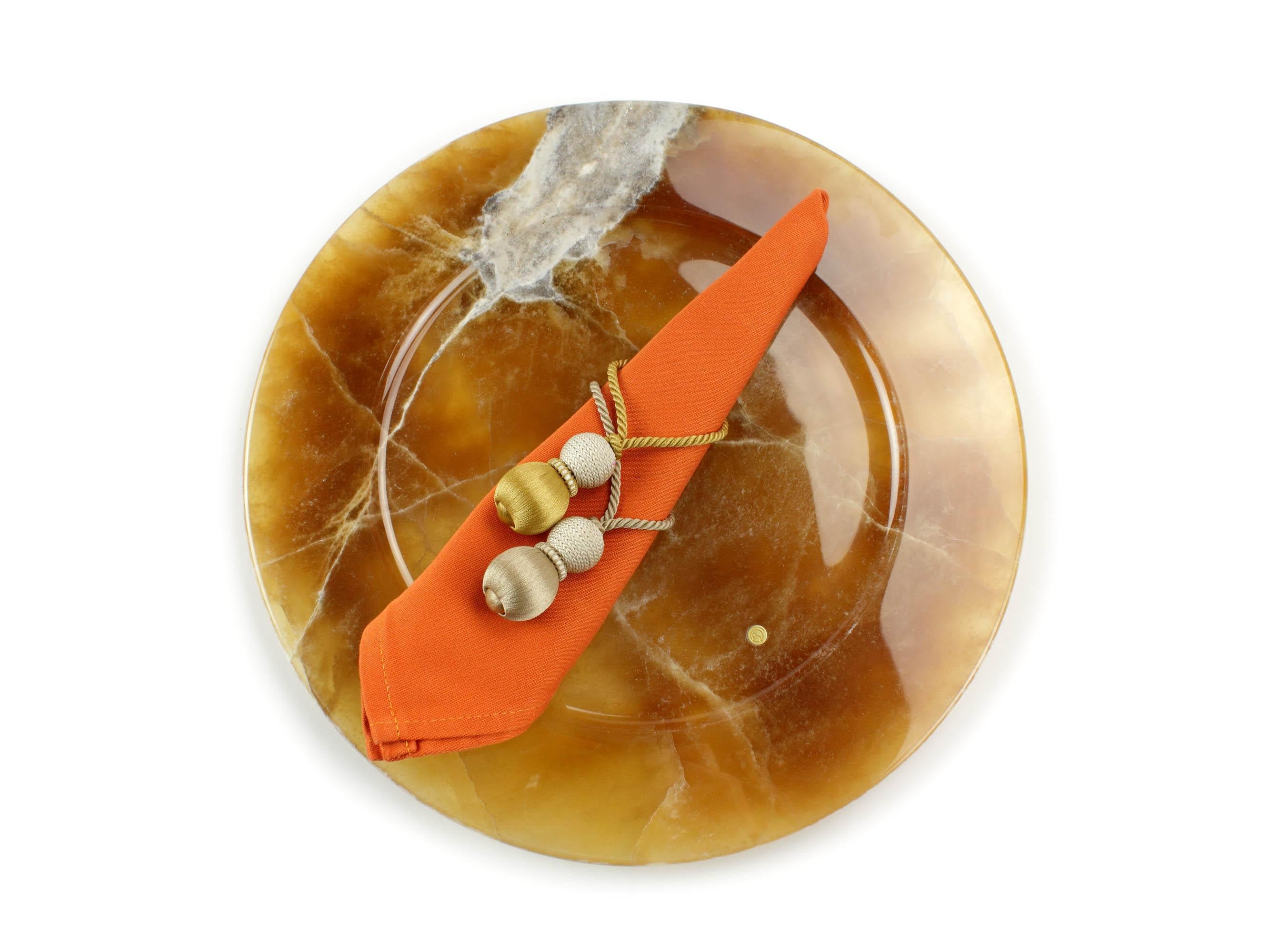 Lot de 4 assiettes de présentation en onyx d'ambre sculpté à la main. Utilisation multiple en tant qu'assiettes de présentation, assiettes, plateaux et plateaux de service. La finition polie souligne la transparence de l'onyx, ce qui en fait un