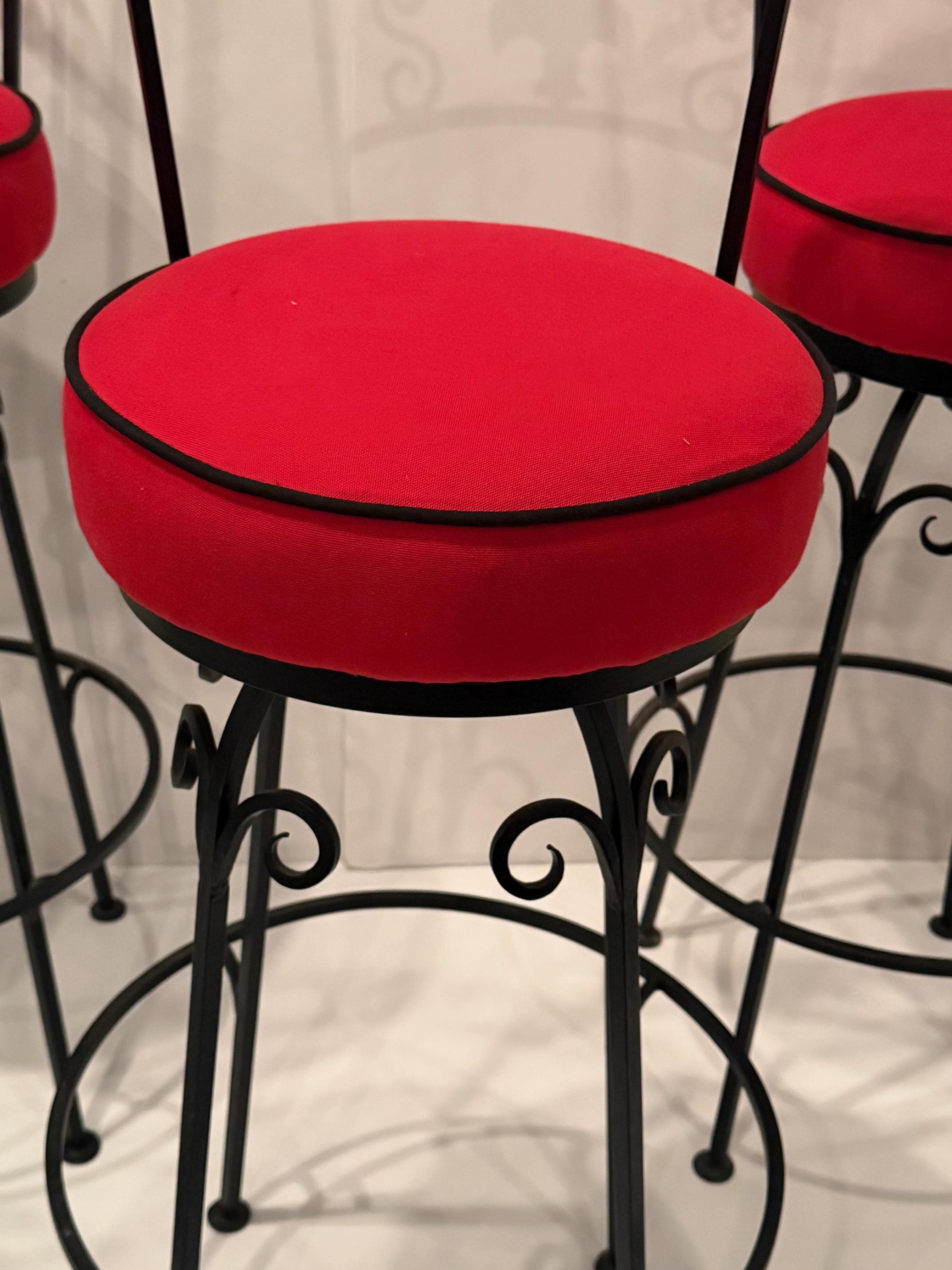 Satz von 4 handgeschmiedeten Eisen Fleur di Lis-Motiv Barhocker im Angebot 5