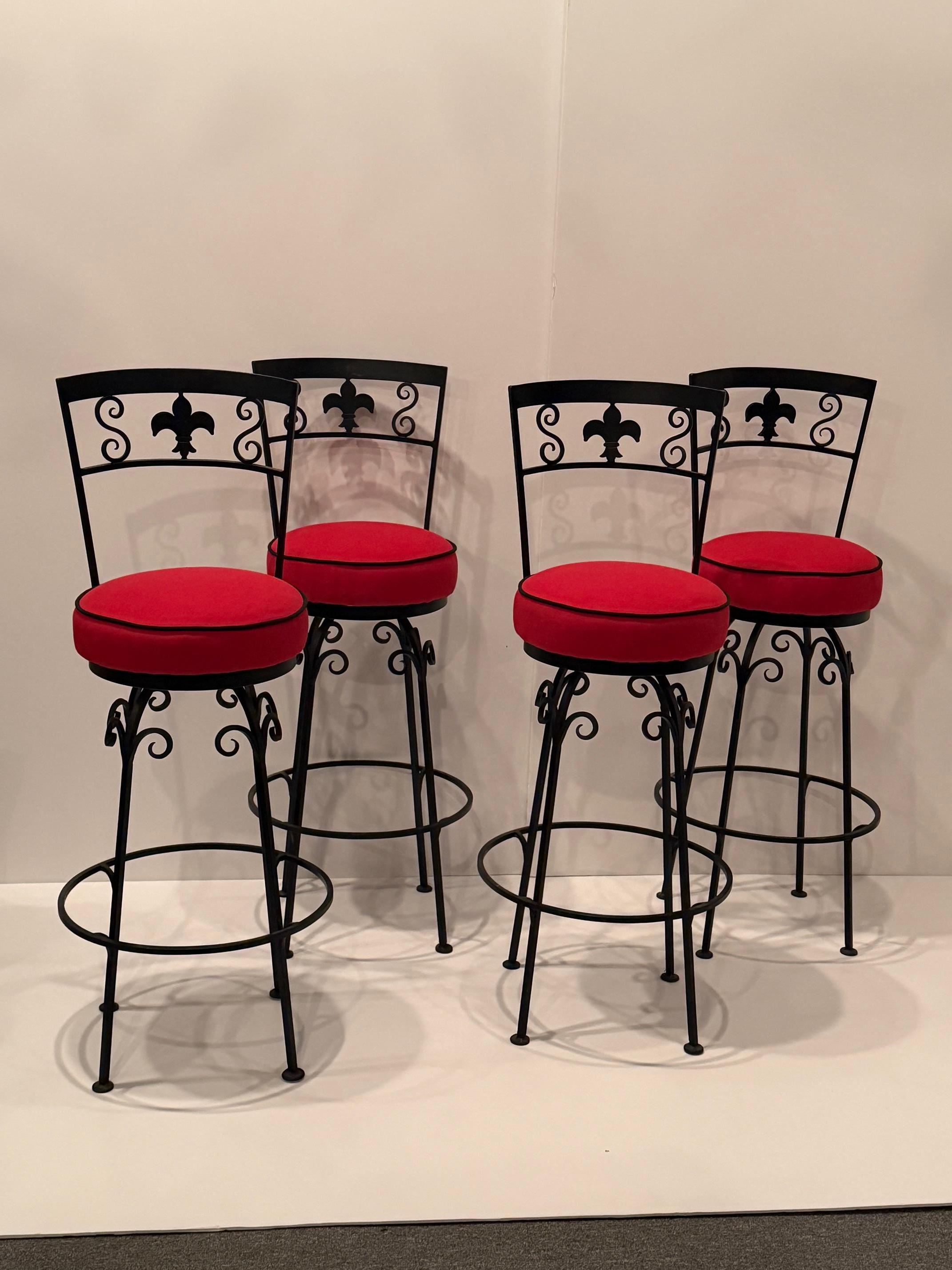 Satz von 4 handgeschmiedeten Eisen Fleur di Lis-Motiv Barhocker im Angebot 6