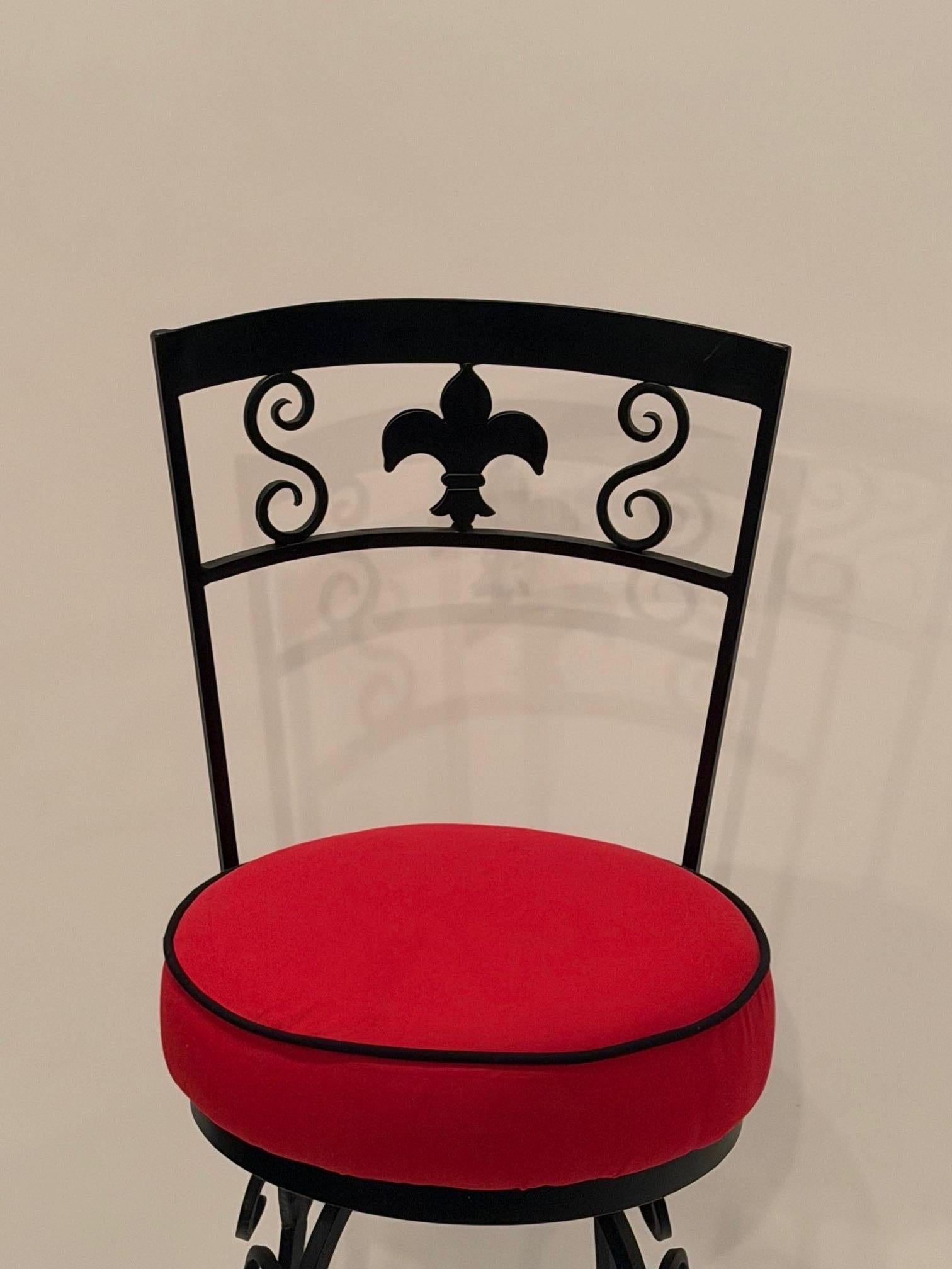 Sensationeller Satz von 4 schwarzen schmiedeeisernen Vintage-Barhockern mit fleur di lis verzierten Rückenlehnen und auffallend runden, rot gepolsterten Sitzen mit schwarzen Kedern.