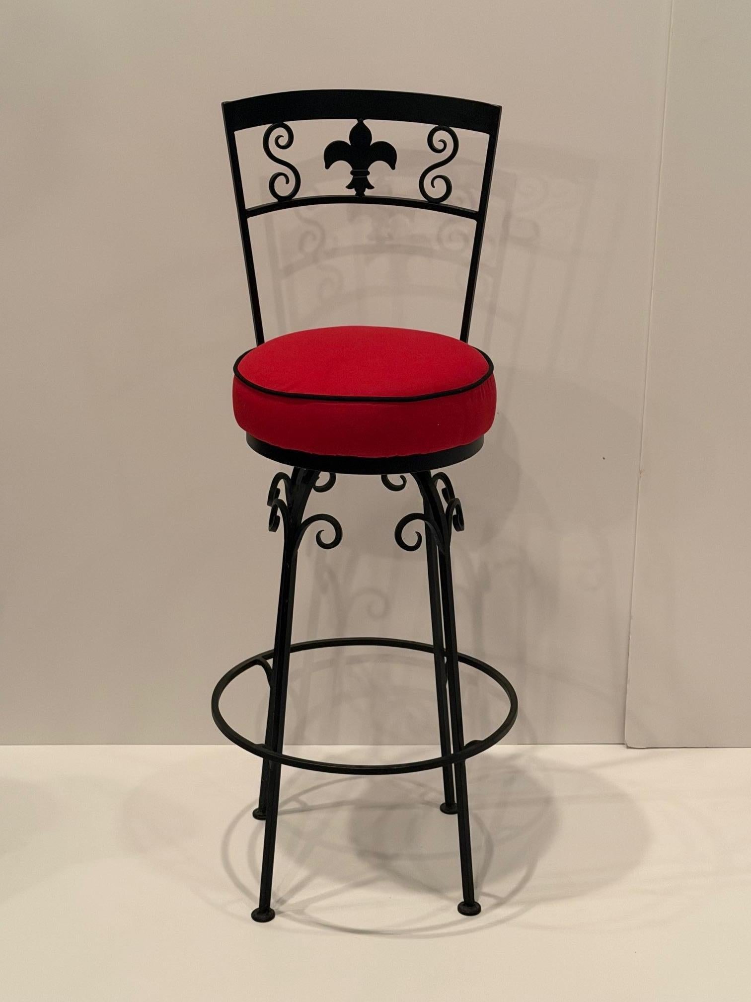 Satz von 4 handgeschmiedeten Eisen Fleur di Lis-Motiv Barhocker (Französisch) im Angebot