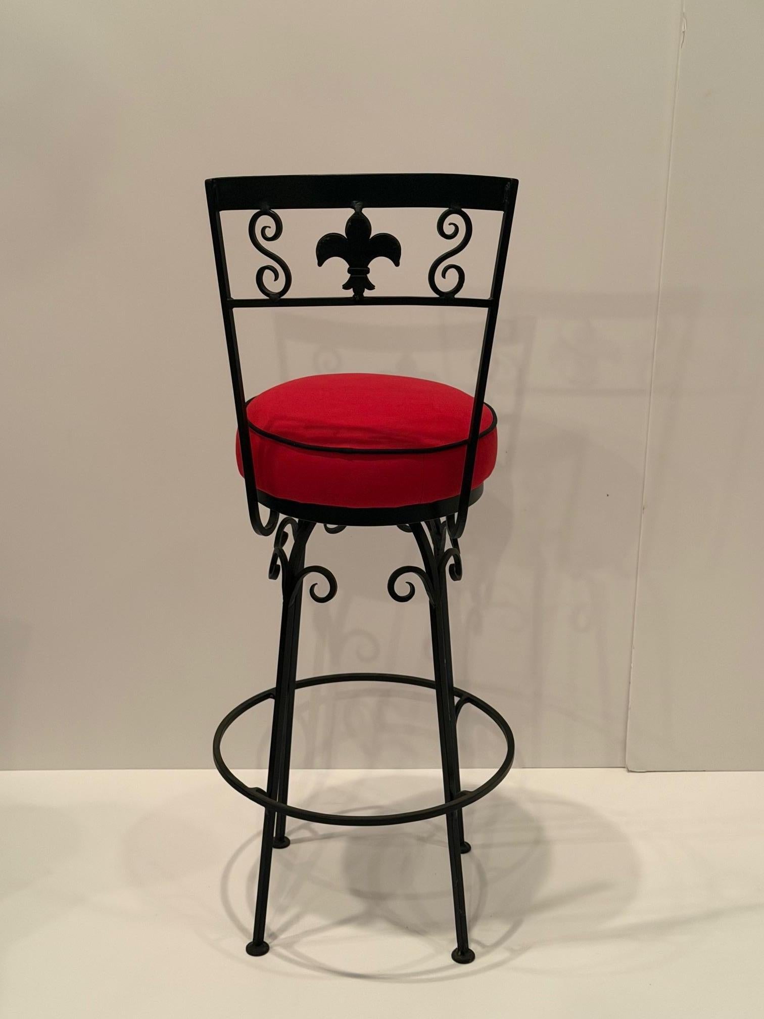 Satz von 4 handgeschmiedeten Eisen Fleur di Lis-Motiv Barhocker (Mitte des 20. Jahrhunderts) im Angebot