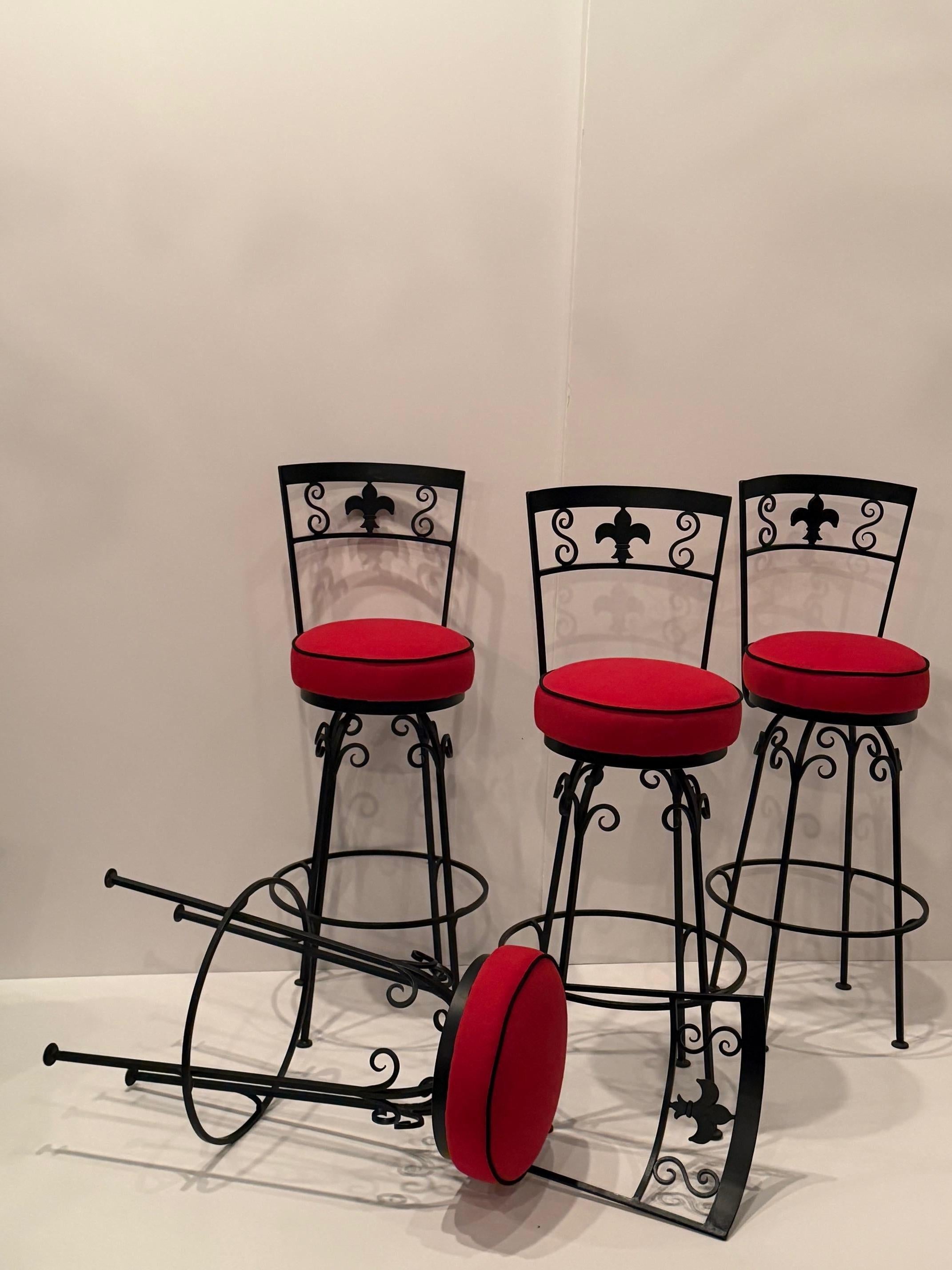 Satz von 4 handgeschmiedeten Eisen Fleur di Lis-Motiv Barhocker im Angebot 1