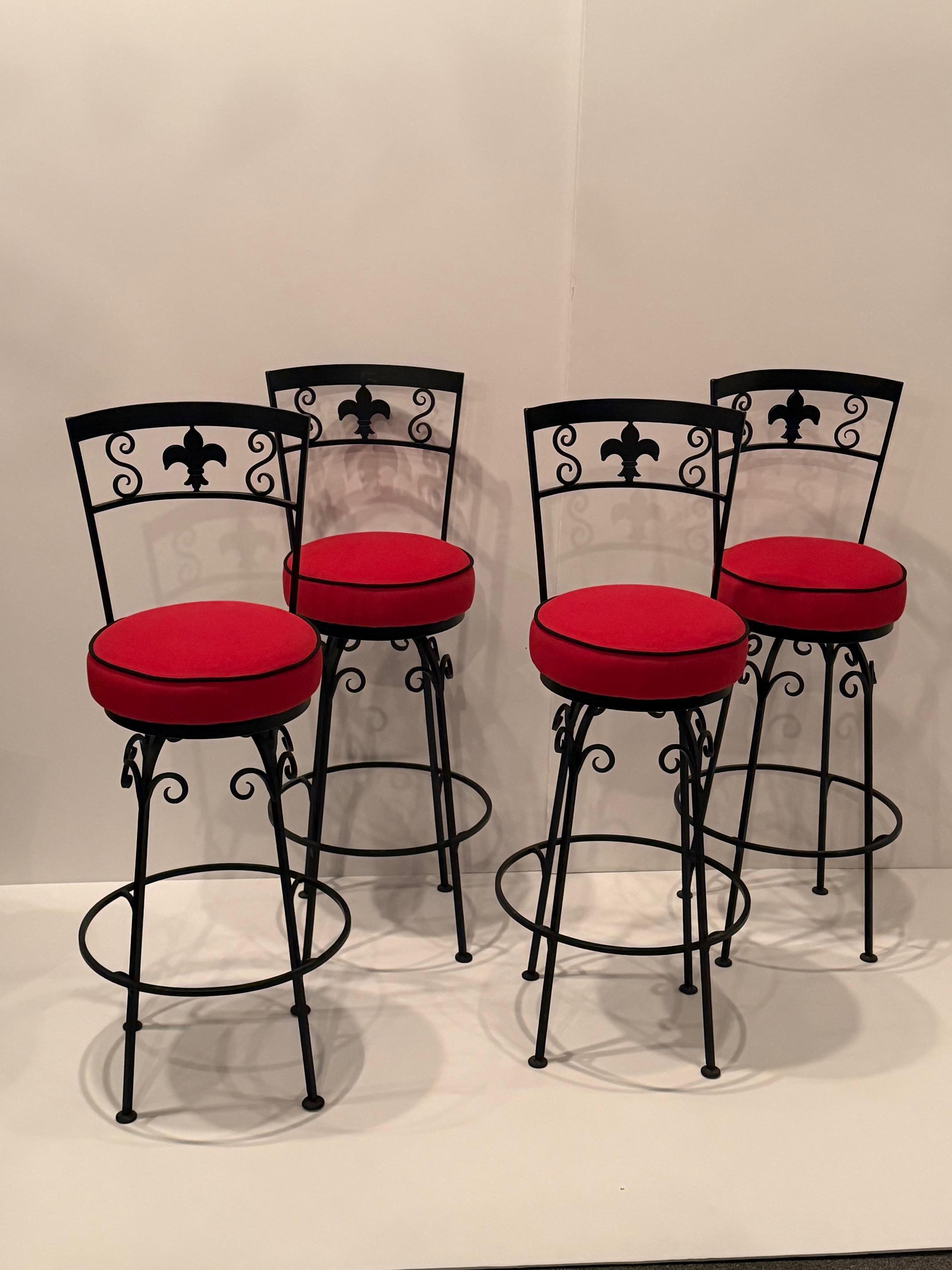 Satz von 4 handgeschmiedeten Eisen Fleur di Lis-Motiv Barhocker im Angebot 2