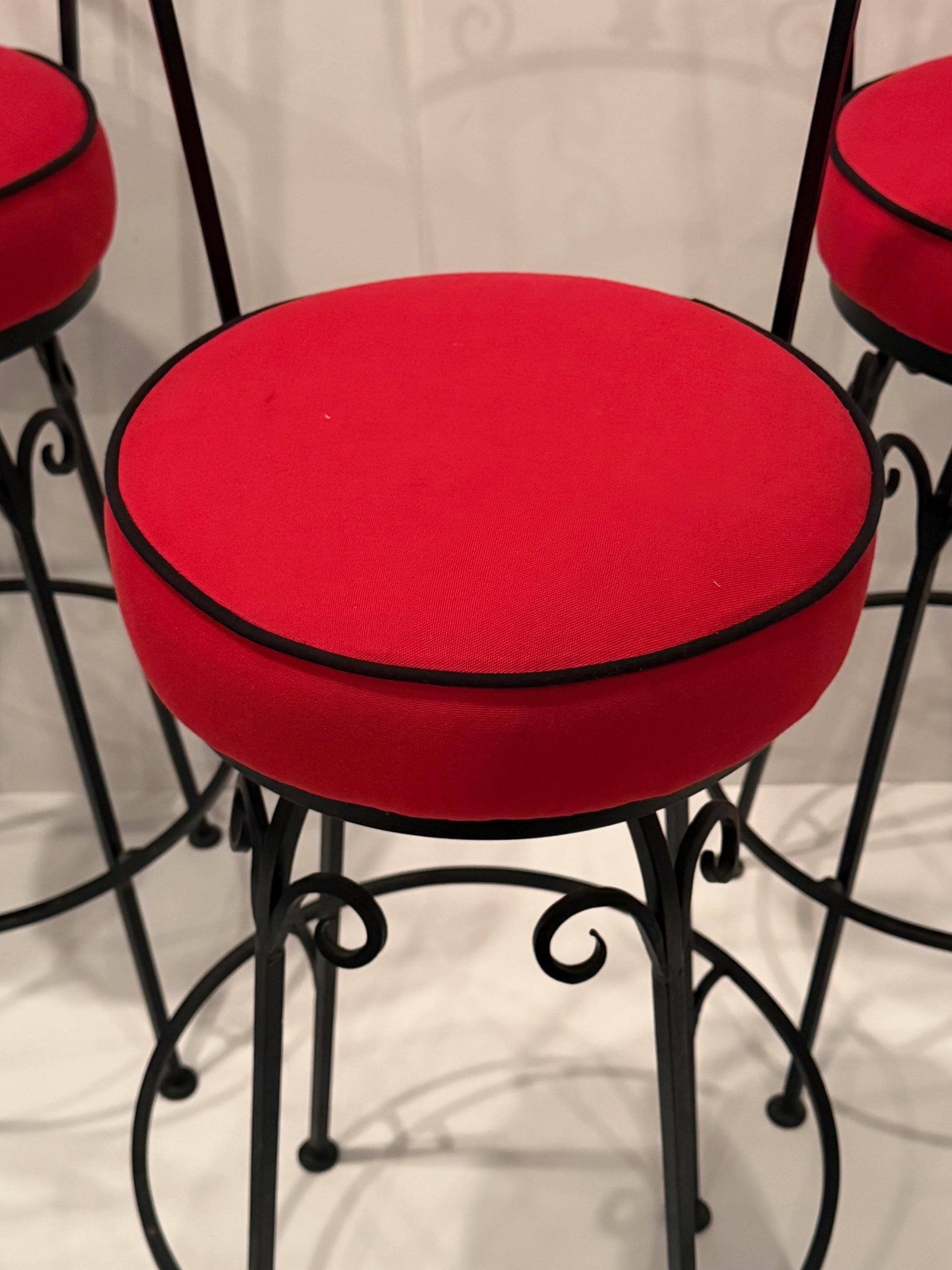 Satz von 4 handgeschmiedeten Eisen Fleur di Lis-Motiv Barhocker im Angebot 3