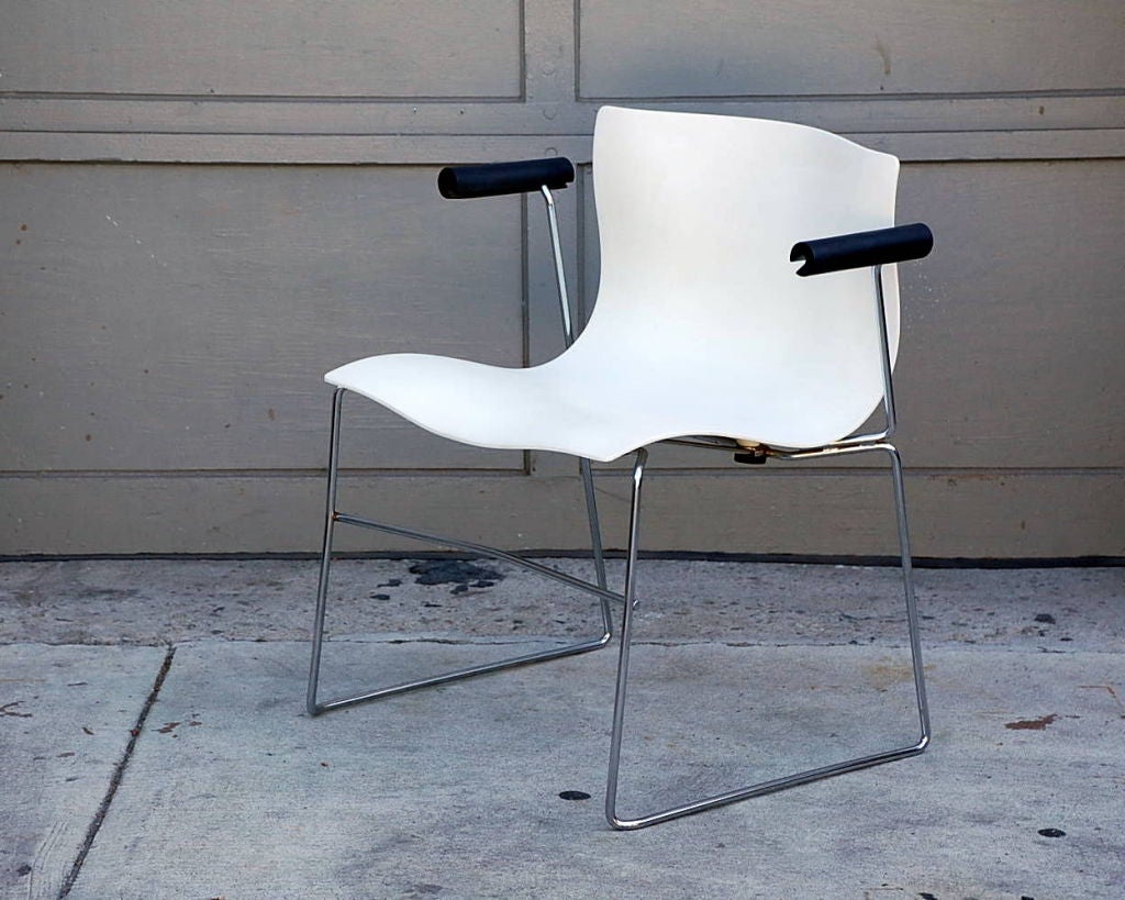Ensemble de 4 fauteuils mouchoirs de Massimo Vignelli pour Knoll.

En 1968, Knoll a demandé à Vignelli de revoir l'identité de l'entreprise et le programme graphique, ce qui a donné naissance au logo Knoll en Helvetica et à l'introduction du rouge
