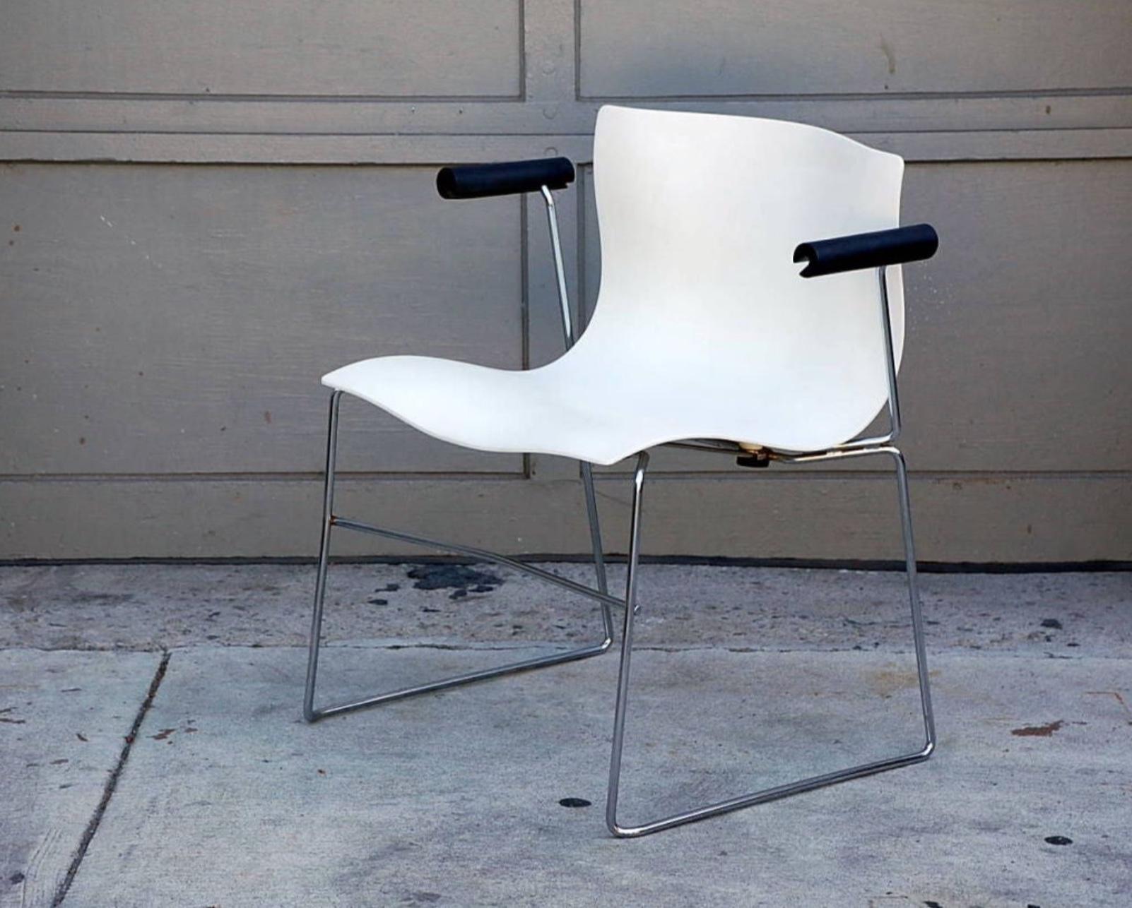 Ensemble de 4 fauteuils mouchoirs de Massimo Vignelli pour Knoll.

En 1968, Knoll a demandé à Vignelli de revoir l'identité de l'entreprise et le programme graphique, ce qui a donné naissance au logo Knoll en Helvetica et à l'introduction du rouge