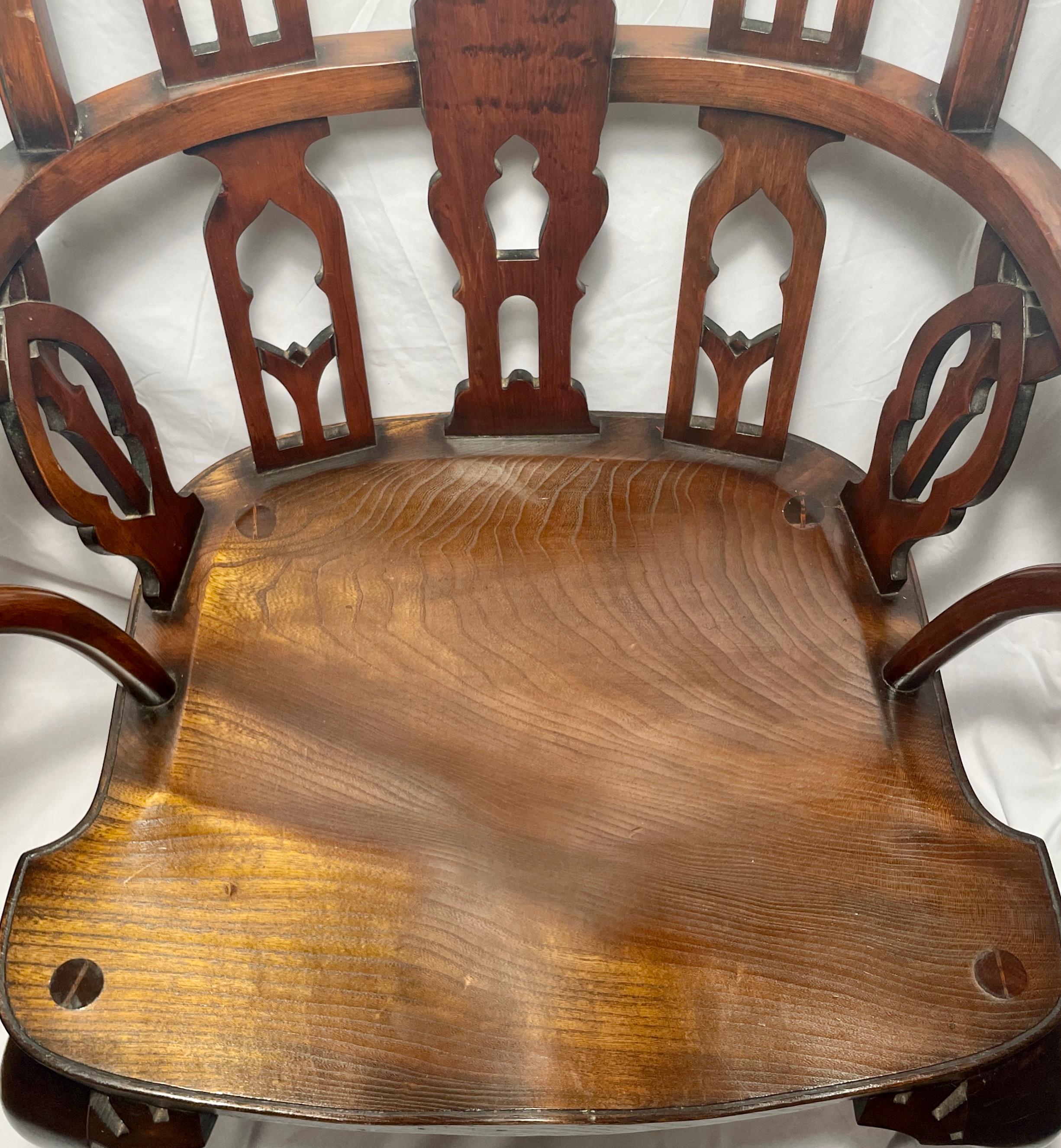 Satz von 4 handgefertigten englischen Windsor-Stühlen aus Eiche im „Victoria and Albert“-Stil im Zustand „Gut“ im Angebot in New Orleans, LA