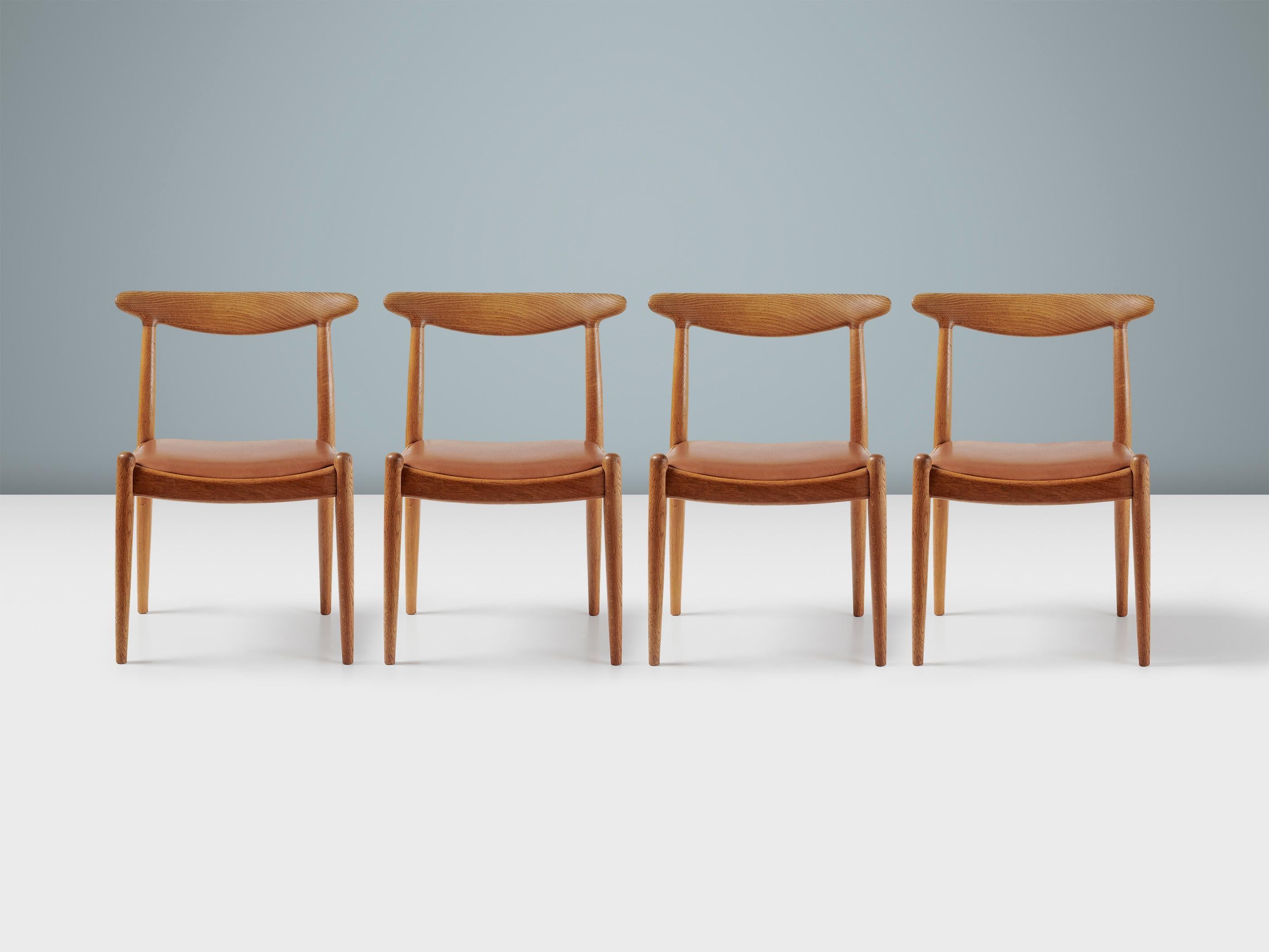 Hans Wegner - Sedie da pranzo modello W1 

Un set di 4 sedie da pranzo Model W1 disegnate dal maestro danese Hans Wegner e prodotte dagli ebanisti C.M. Madsen in Danimarca nel 1953. I telai in rovere oliato, splendidamente invecchiati e patinati,