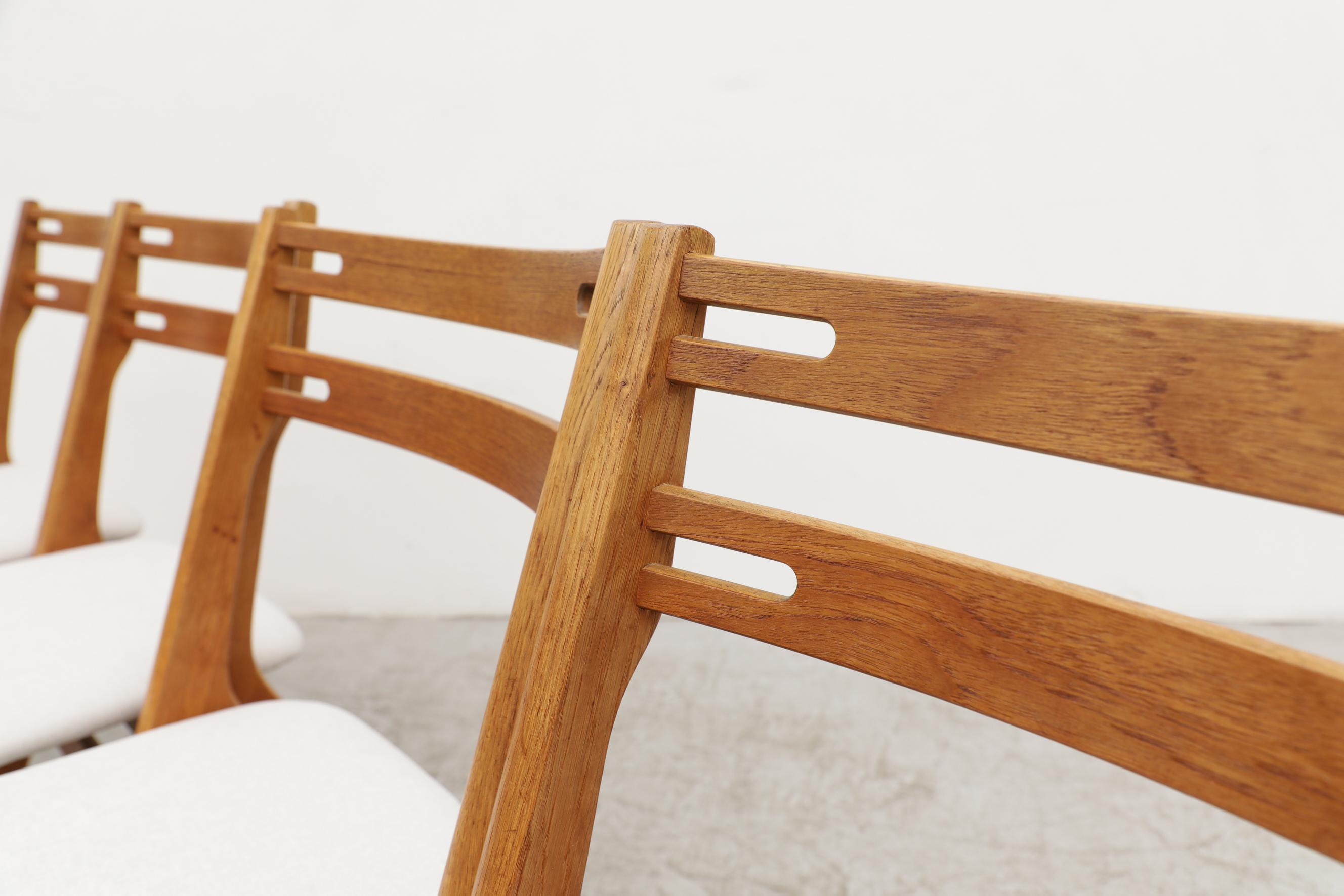 Set of 4 Hans Wegner Inspired Oak Dining Chairs by Sibast with White Seats In Good Condition For Sale In Los Angeles, CA