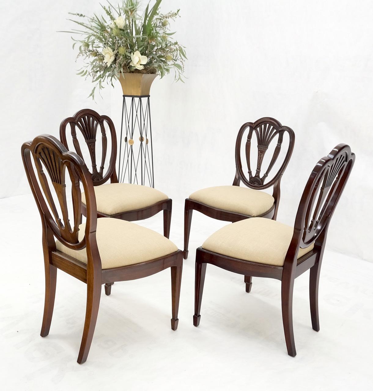 Mid-Century Modern Ensemble de 4 chaises fédérales en acajou sculpté à dossier bouclier, en forme de cœur, nouveaux coussins en lin en vente