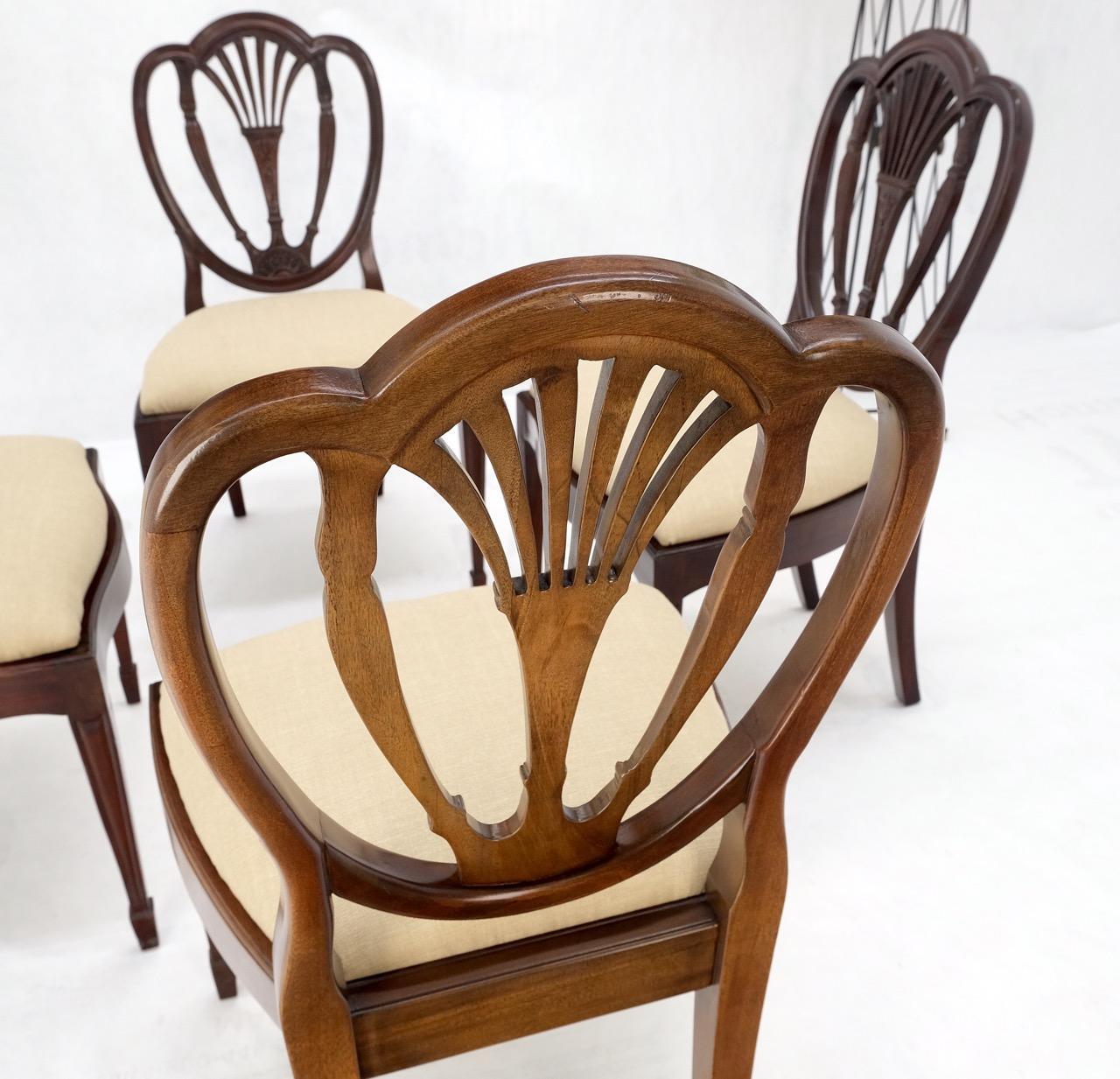 Américain Ensemble de 4 chaises fédérales en acajou sculpté à dossier bouclier, en forme de cœur, nouveaux coussins en lin en vente