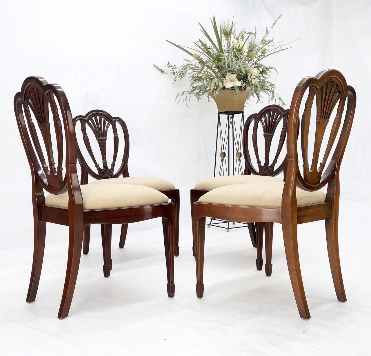 20ième siècle Ensemble de 4 chaises fédérales en acajou sculpté à dossier bouclier, en forme de cœur, nouveaux coussins en lin en vente