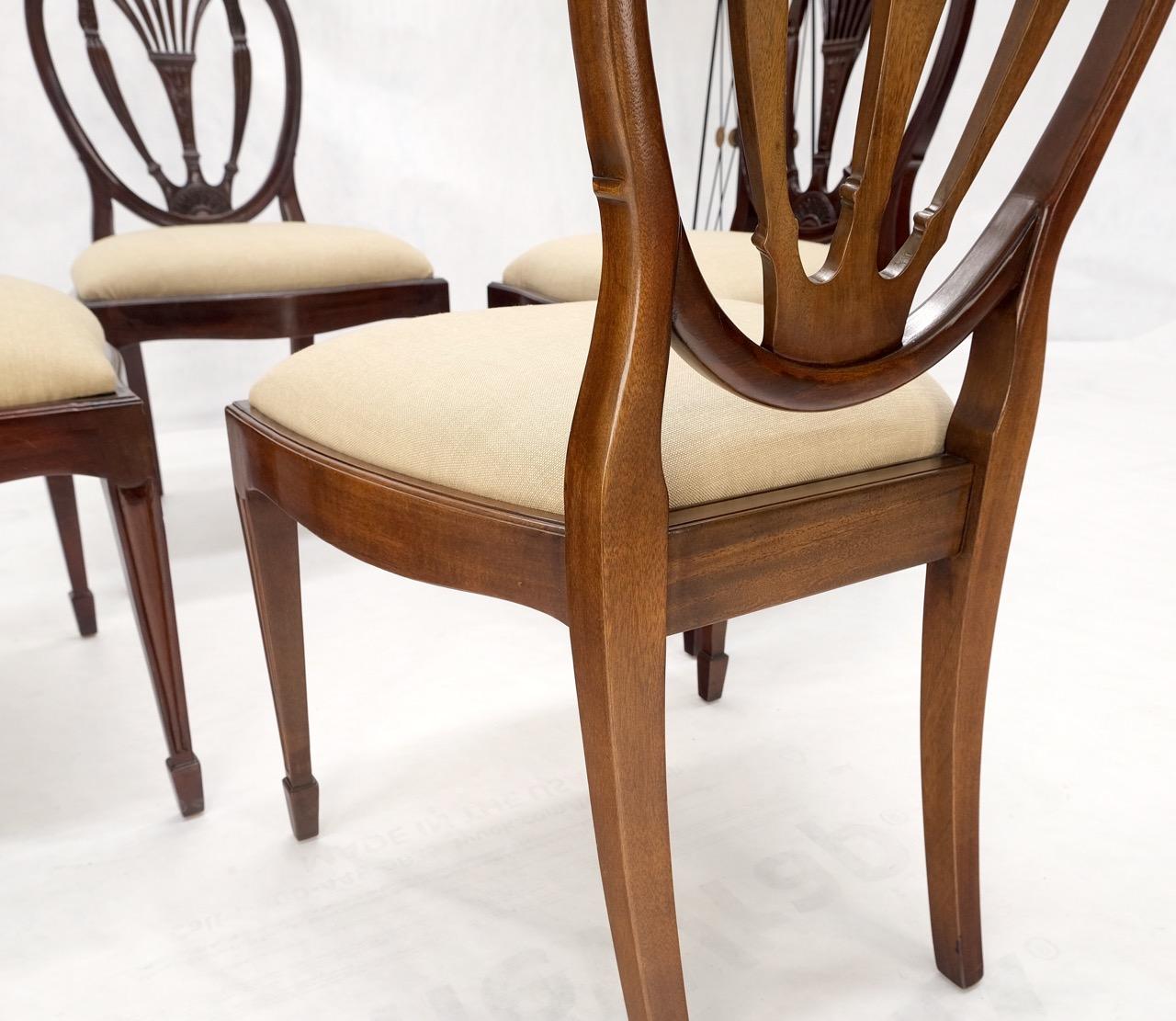 Tissu d'ameublement Ensemble de 4 chaises fédérales en acajou sculpté à dossier bouclier, en forme de cœur, nouveaux coussins en lin en vente
