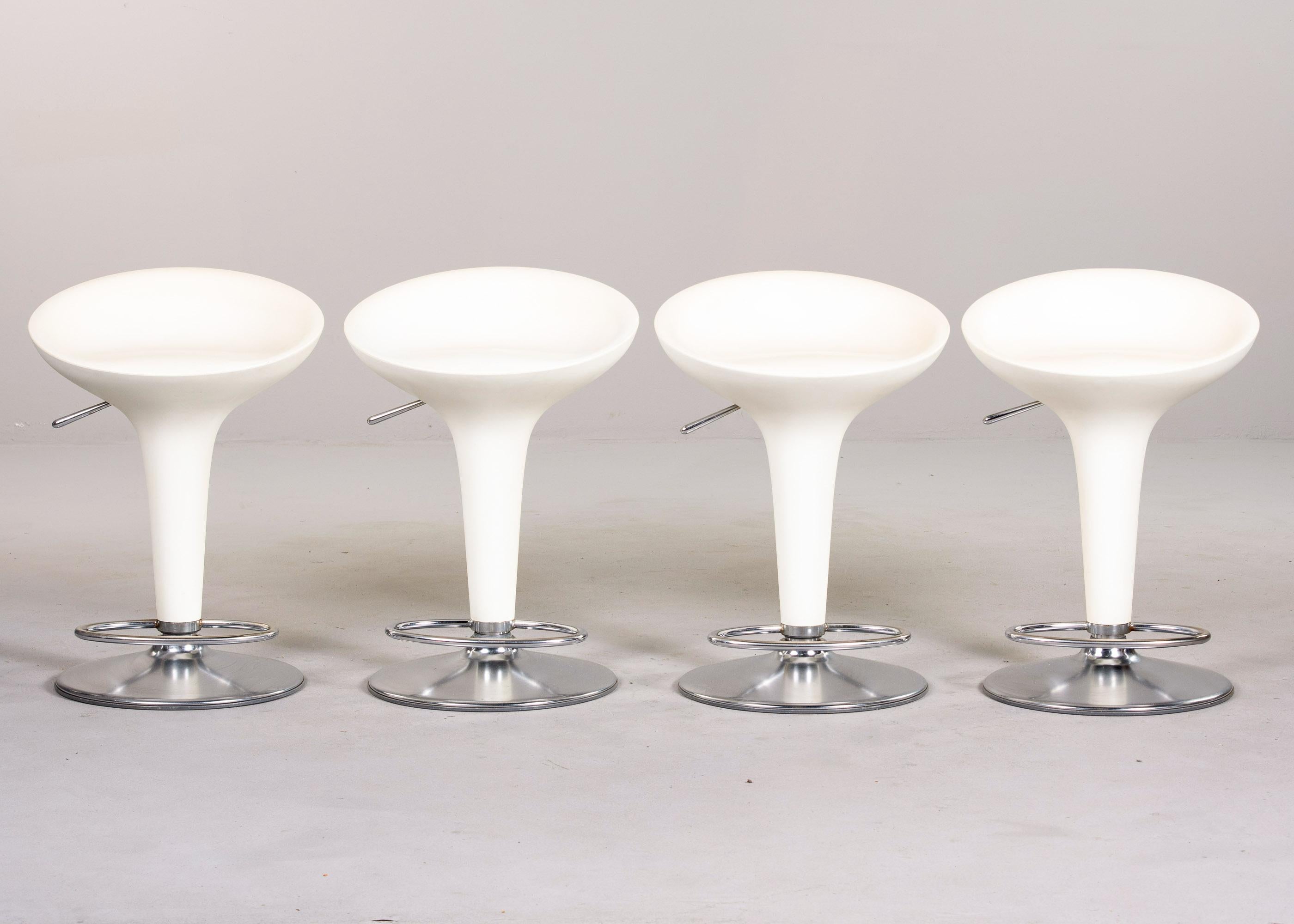 Juego de 4 taburetes Bomba regulables en altura Diseñados por Stefano Giovannoni para Magis en venta 3