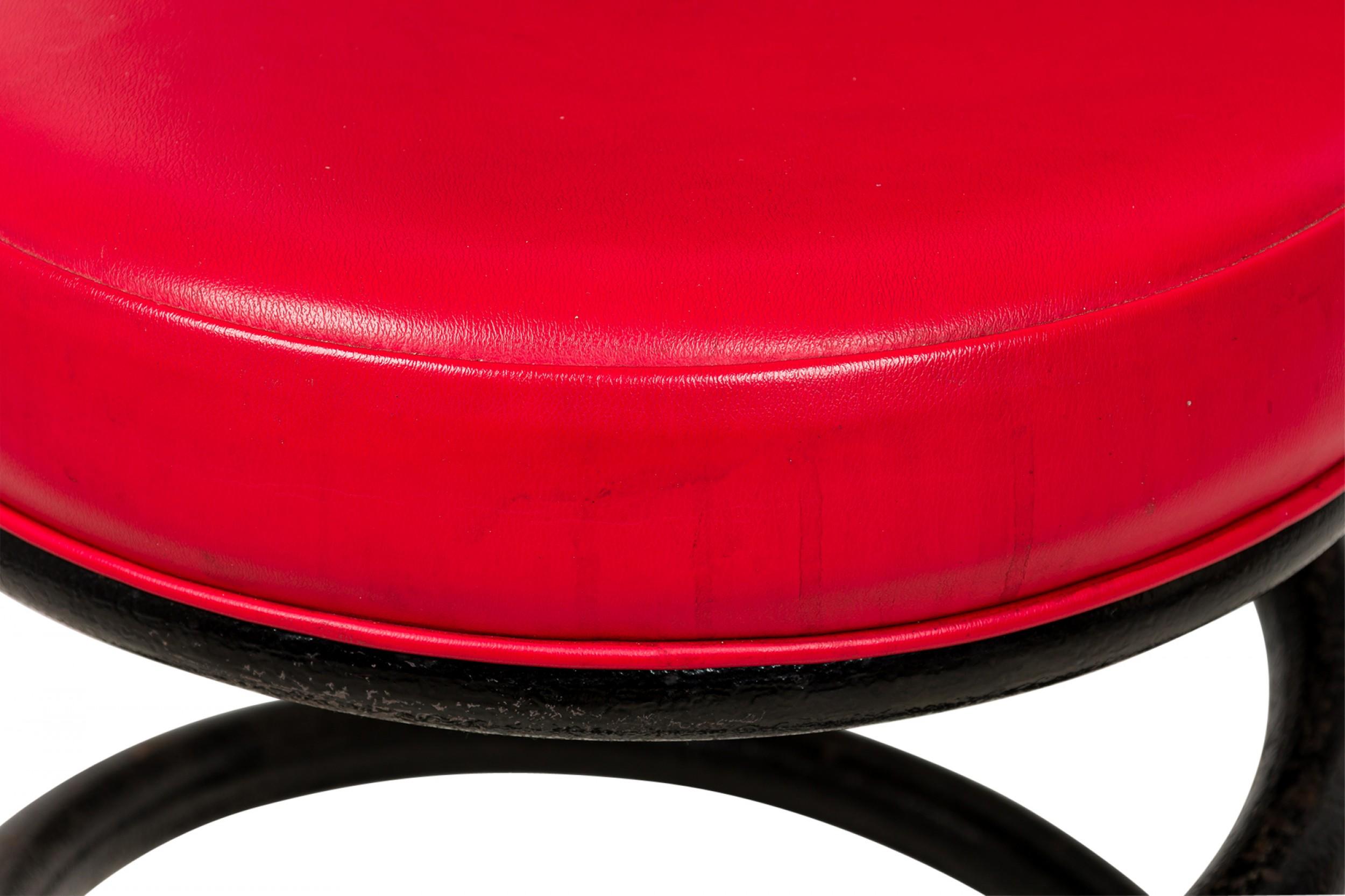 Set di 4 sgabelli da bar imbottiti in vinile rosso e metallo nero di Helix Company 