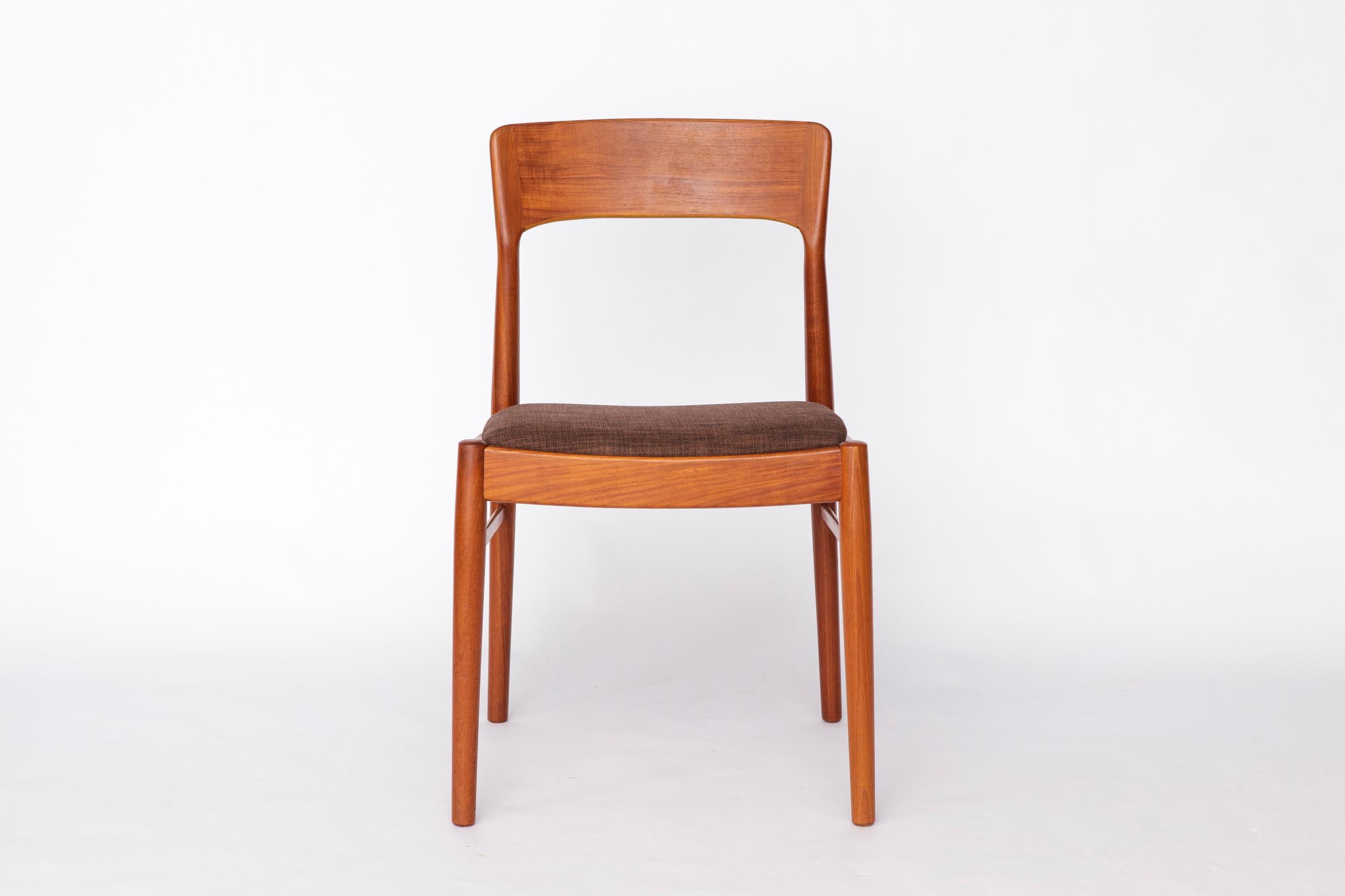 Set of 4 Teak Dining Chairs by Henning Kjærnulf for KS Møbler, 1960s
Beautiful set of four teak dining chairs designed by Henning Kjærnulf for KS Møbler, Denmark, 1960s.
The price is for the complete set of 4 chairs.

Each chair features a solid