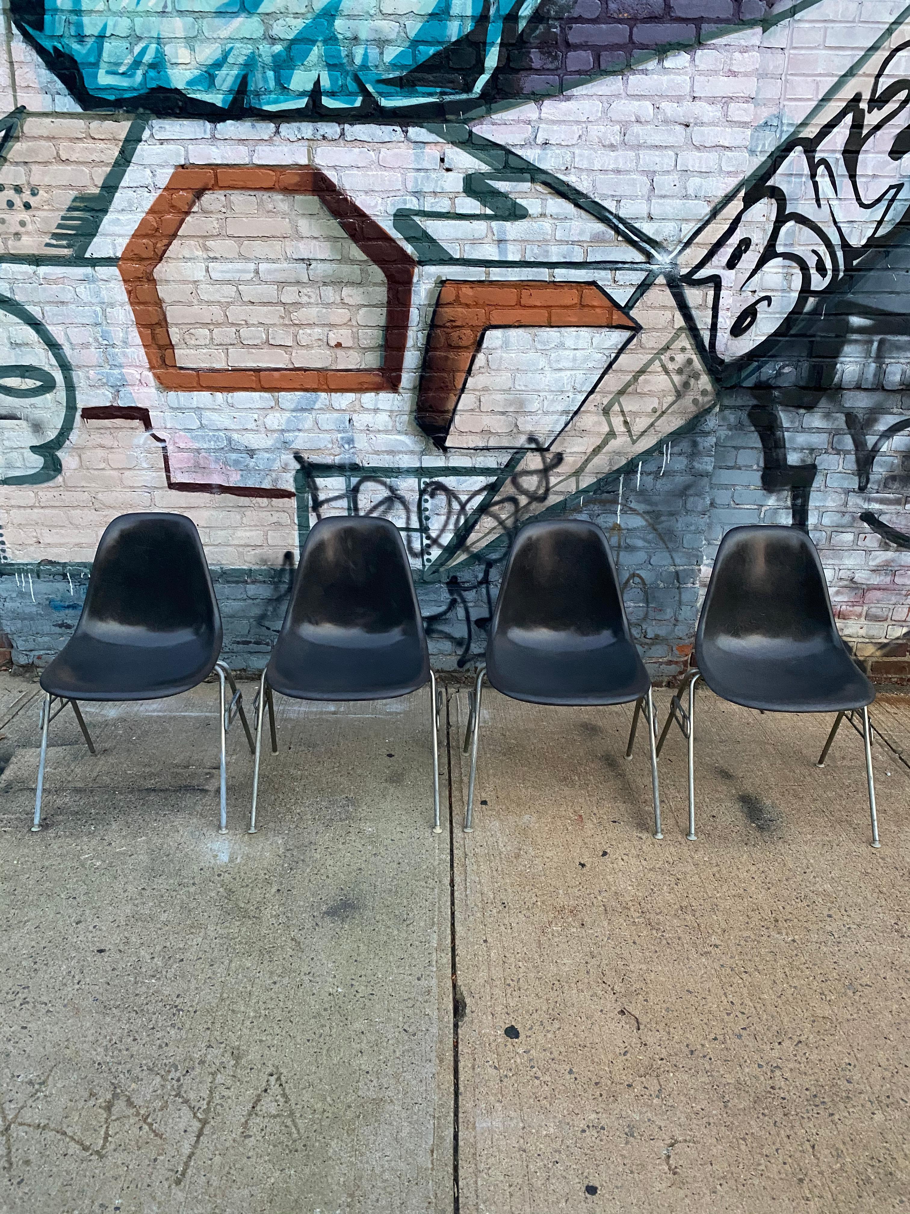 Set of 4 Herman Miller Eames Elephant Grey Stacking chairs In Good Condition In Brooklyn, NY