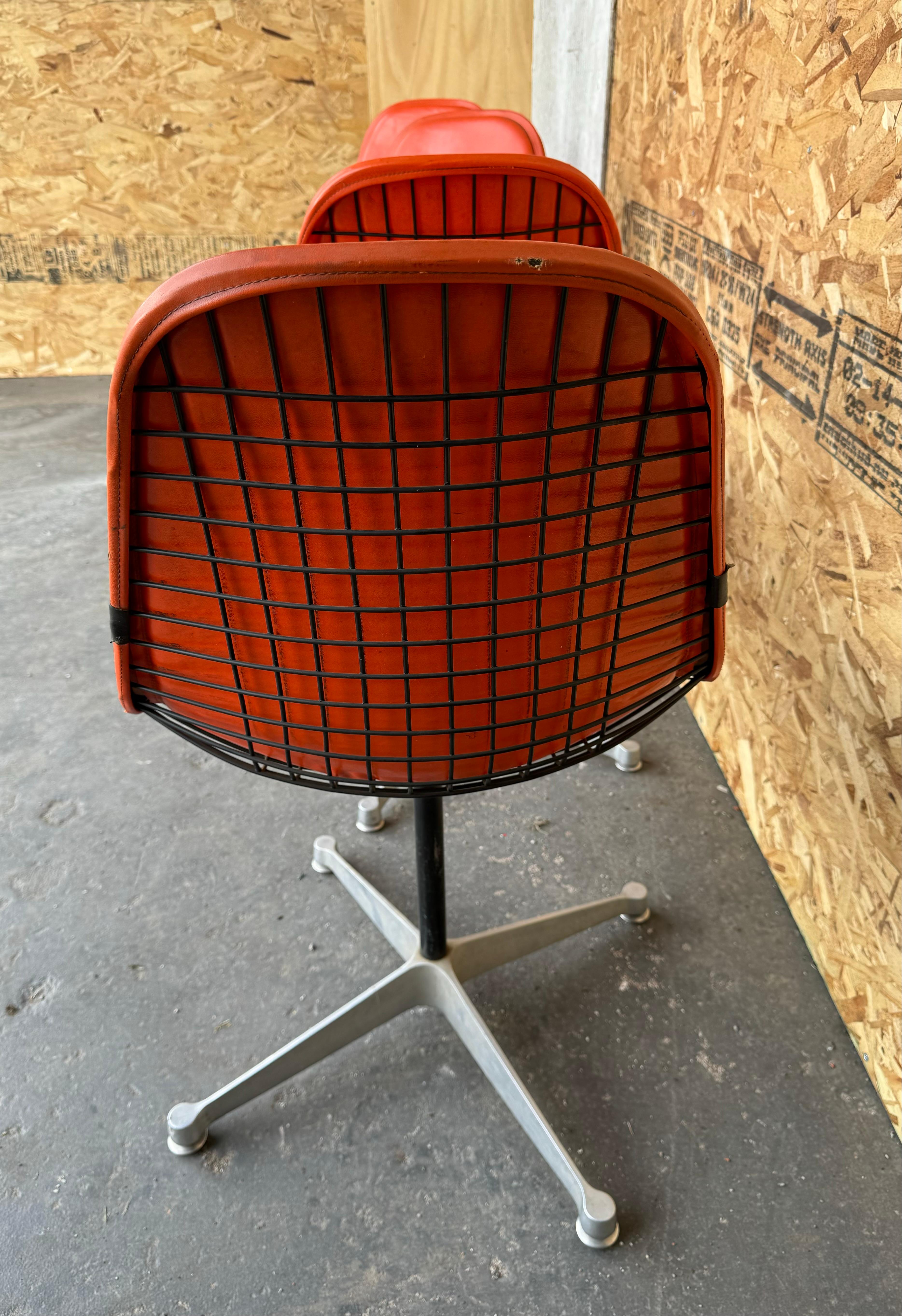 Satz von 4 Herman Miller Eames Orange Pad Swivel PKC1 Aluminiumsockel-Esszimmerstühlen (amerikanisch) im Angebot