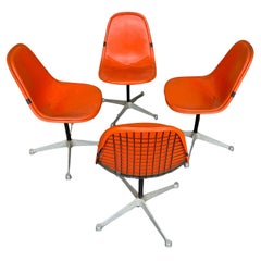 Satz von 4 Herman Miller Eames Orange Pad Swivel PKC1 Aluminiumsockel-Esszimmerstühlen