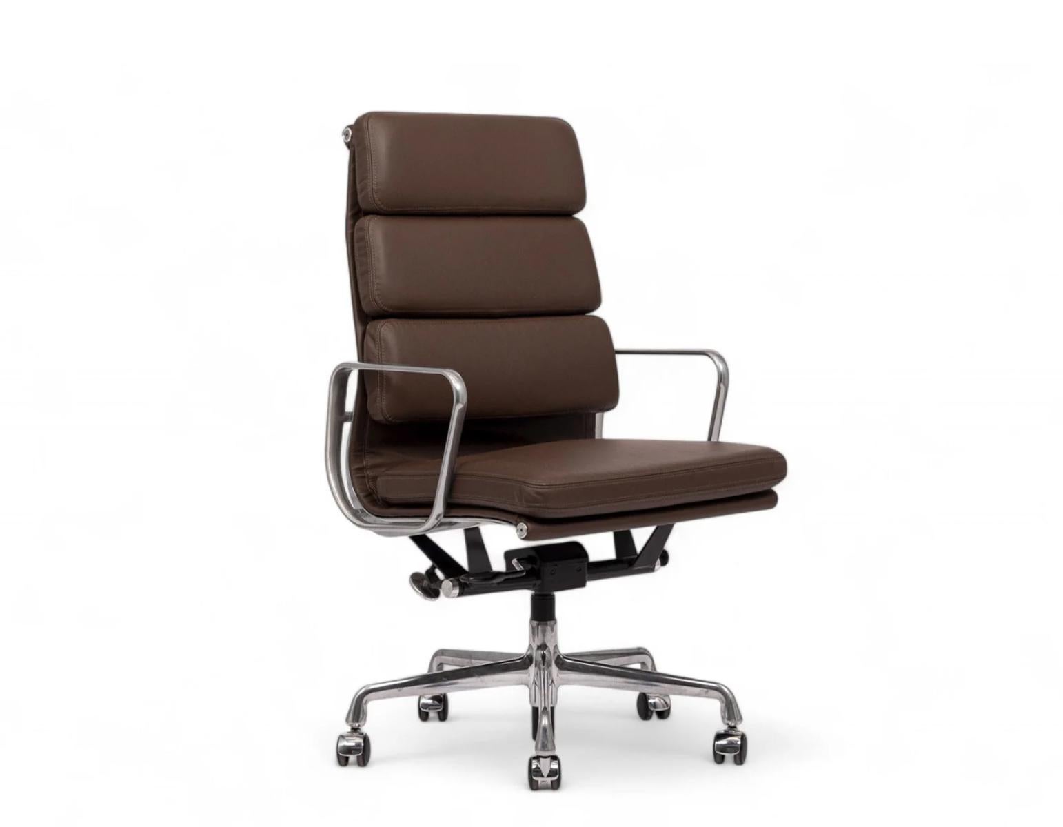 Presentamos la emblemática Silla de escritorio de altura ejecutiva y cojín blando Eames Aluminum Group, diseñada originalmente por Charles and Ray Eames para Herman Miller en 1968.

Se trata de un juego de cuatro en cuero marrón para una oficina