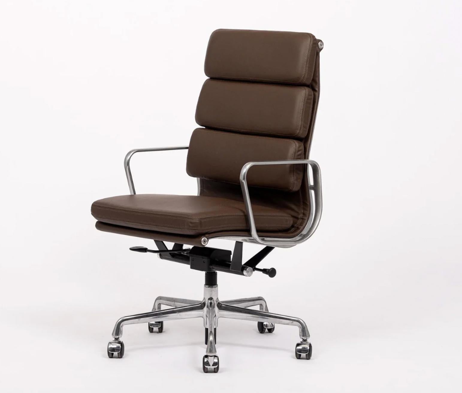 Set de 4 - Herman Miller Eames Soft Pad - Piel marrón Moderno de mediados de siglo en venta