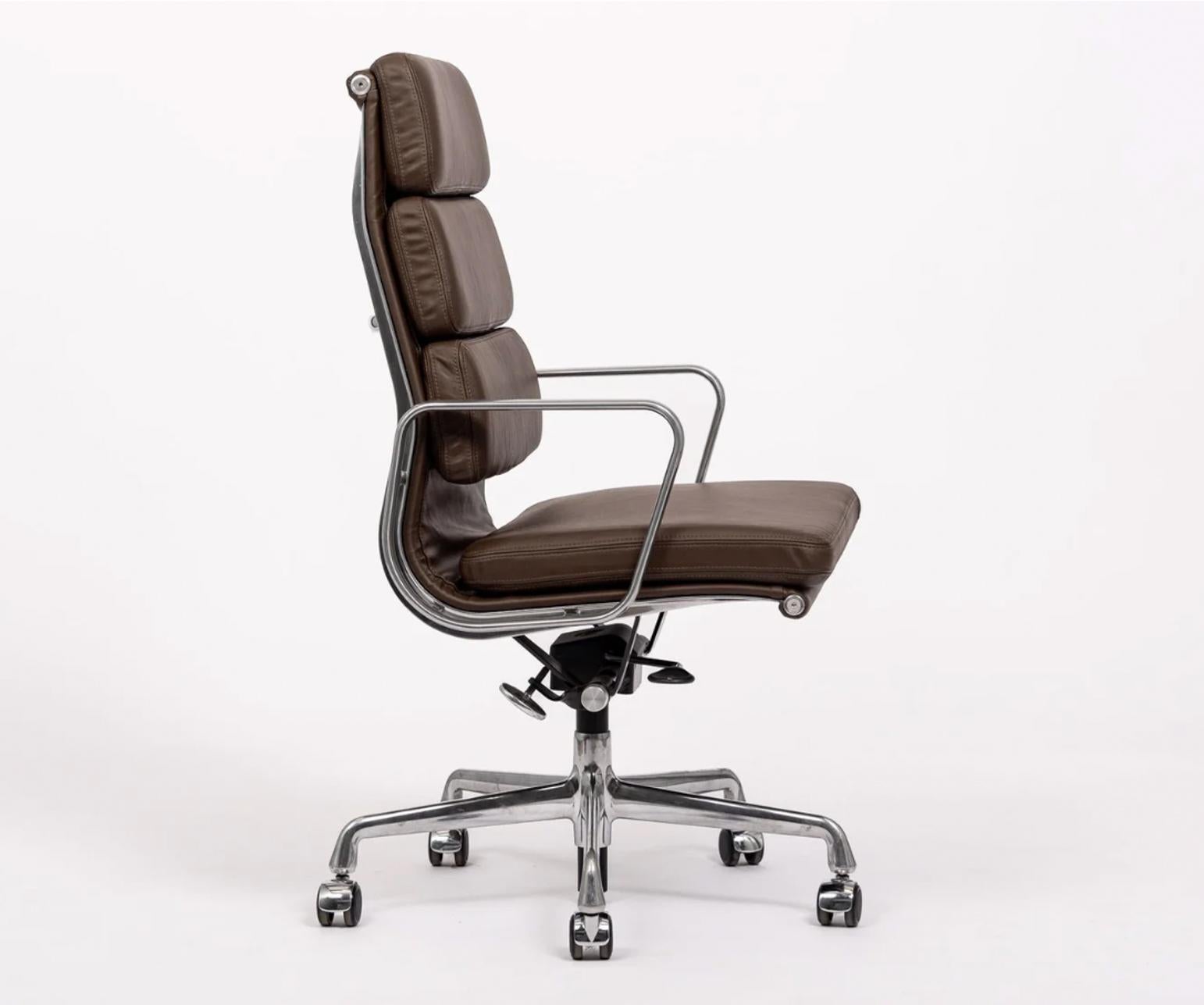 Set de 4 - Herman Miller Eames Soft Pad - Piel marrón Estadounidense en venta