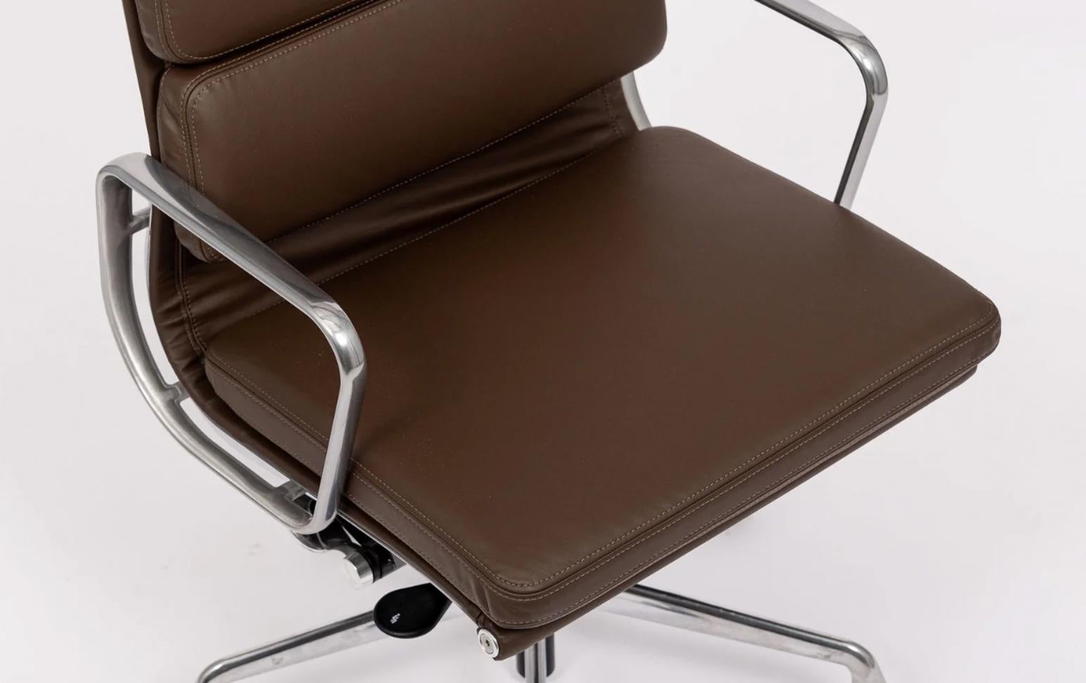 Set de 4 - Herman Miller Eames Soft Pad - Piel marrón en Excelente estado para la venta en New York, NY