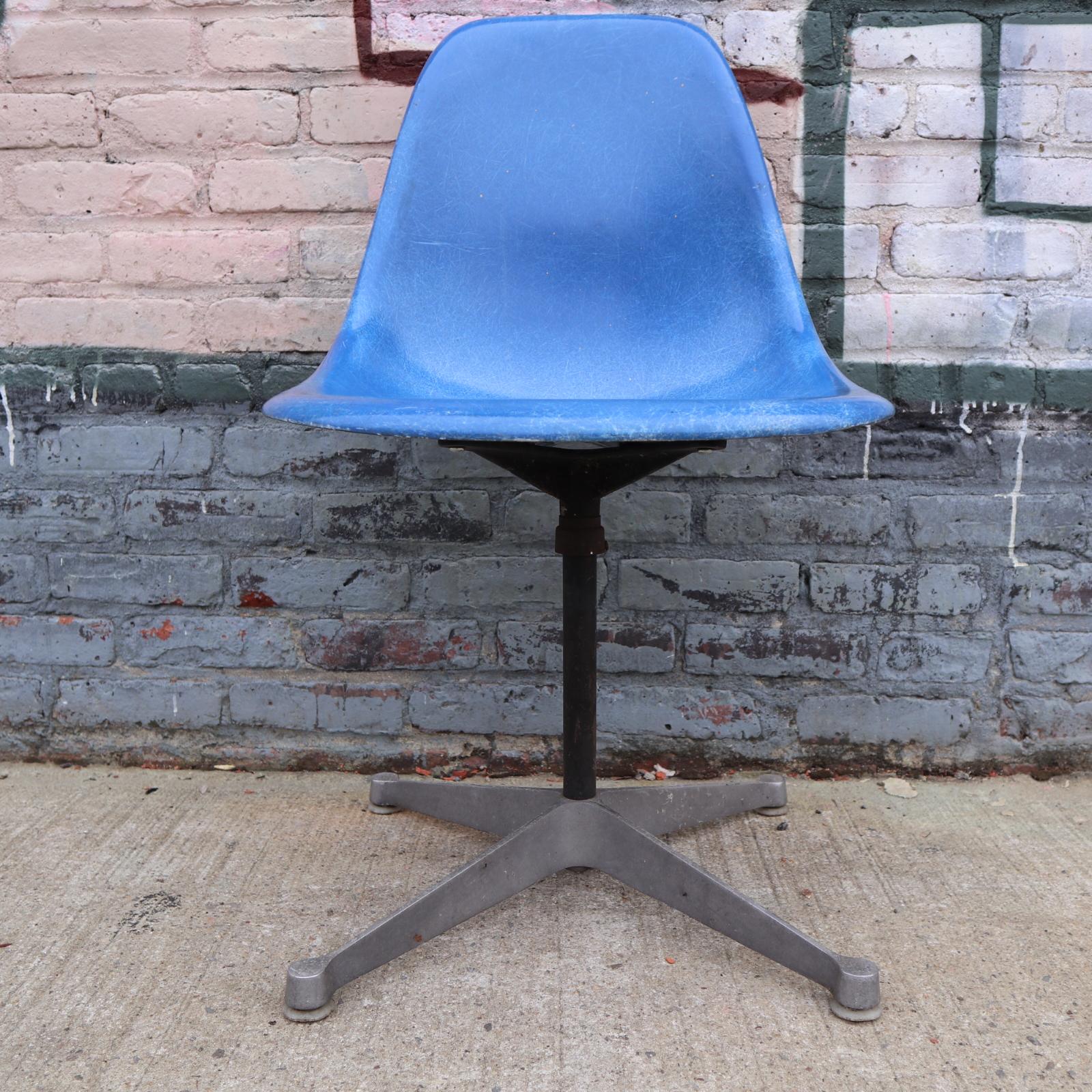 Set of 4 Herman Miller Eames Swivel Dining or Desk Chairs In Good Condition In Brooklyn, NY