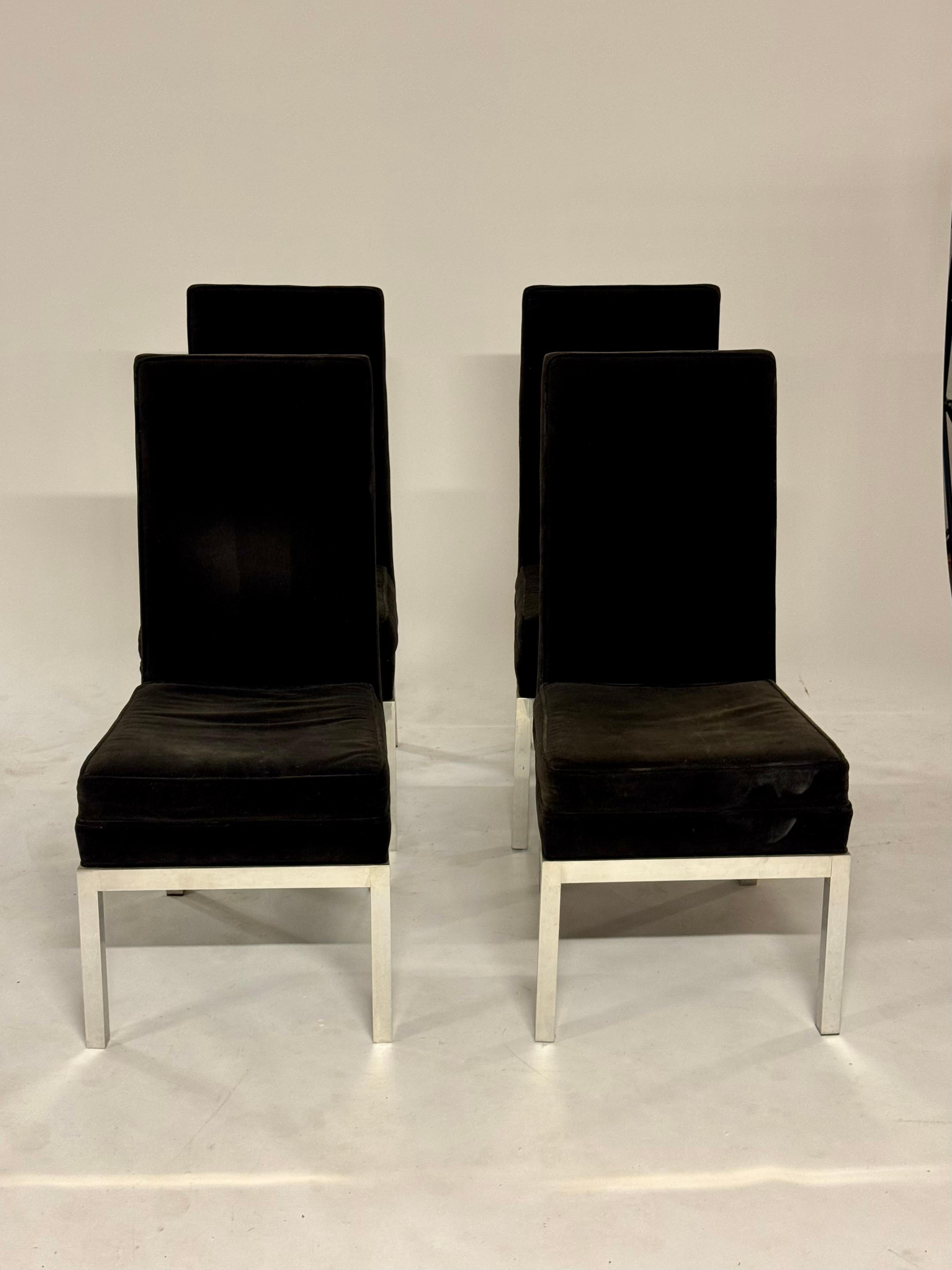 Set di quattro sedie da pranzo con schienale alto rivestite in velluto marrone su telaio quadrato in alluminio, le gambe posteriori sono leggermente distanziate. Nello stile di Milo Baughman, o anche di Paul Mayen che ha lavorato nell'alluminio.