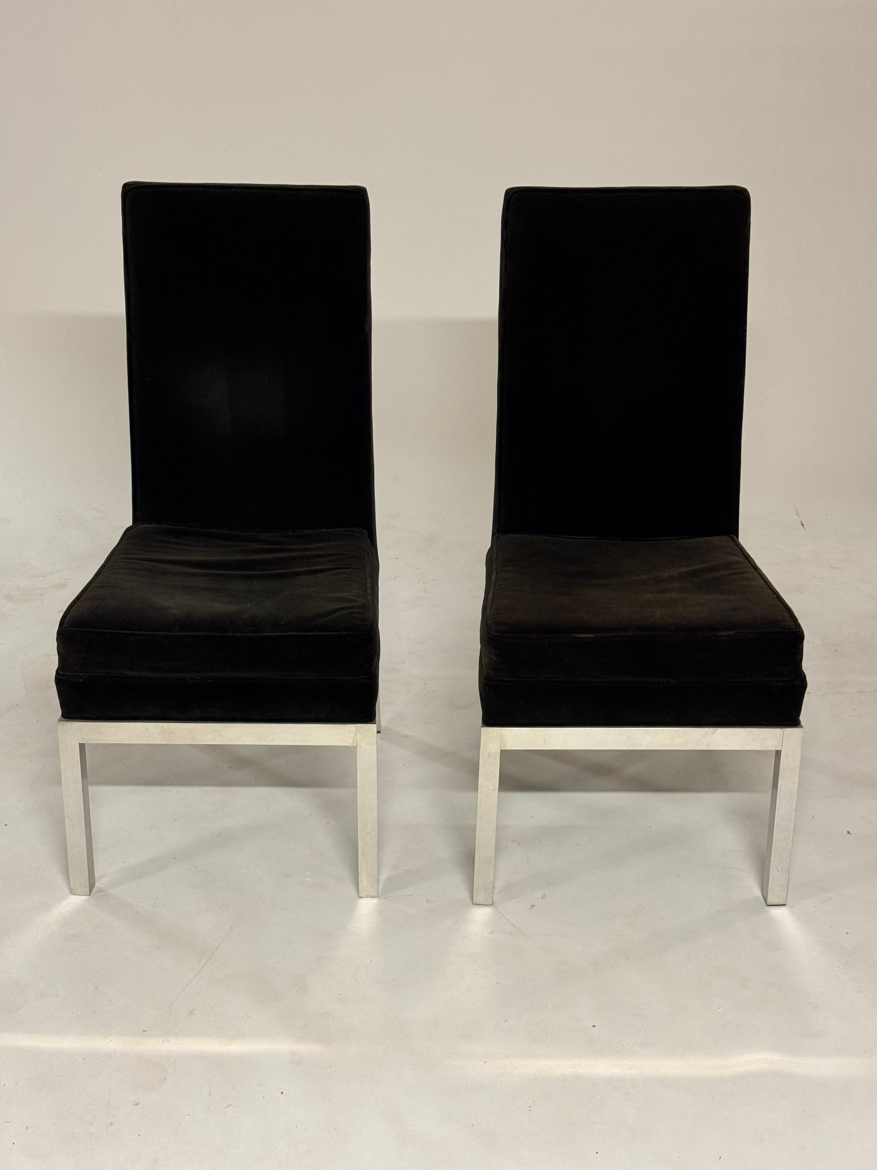 Mid-Century moderno Set di 4 sedie da pranzo laterali con schienale alto in velluto marrone imbottito Basi in alluminio in vendita