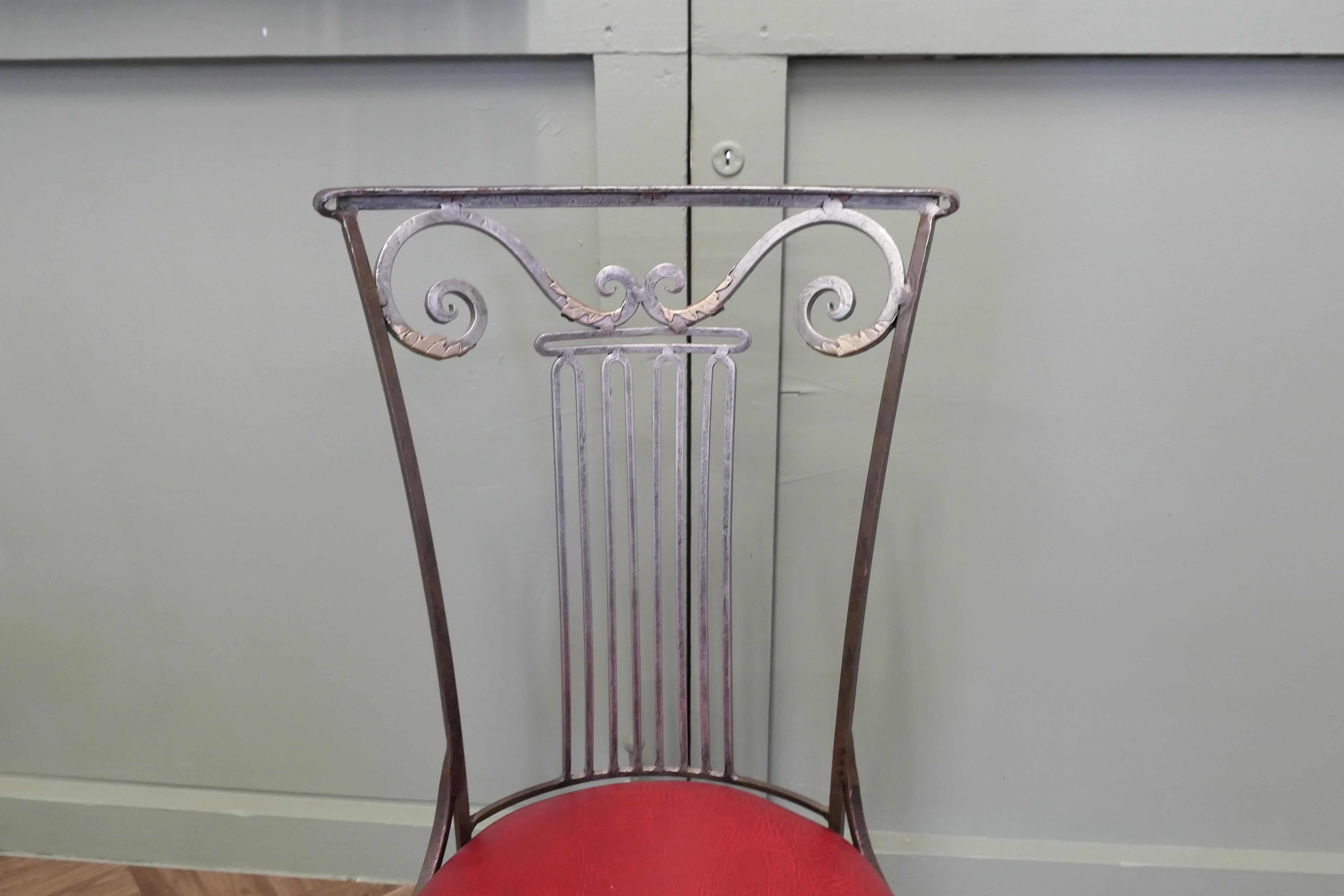 Mid-Century Modern Ensemble de 4 chaises de salle à manger en fer à dossier haut  Les chaises ont un dossier haut légèrement incurvé en vente