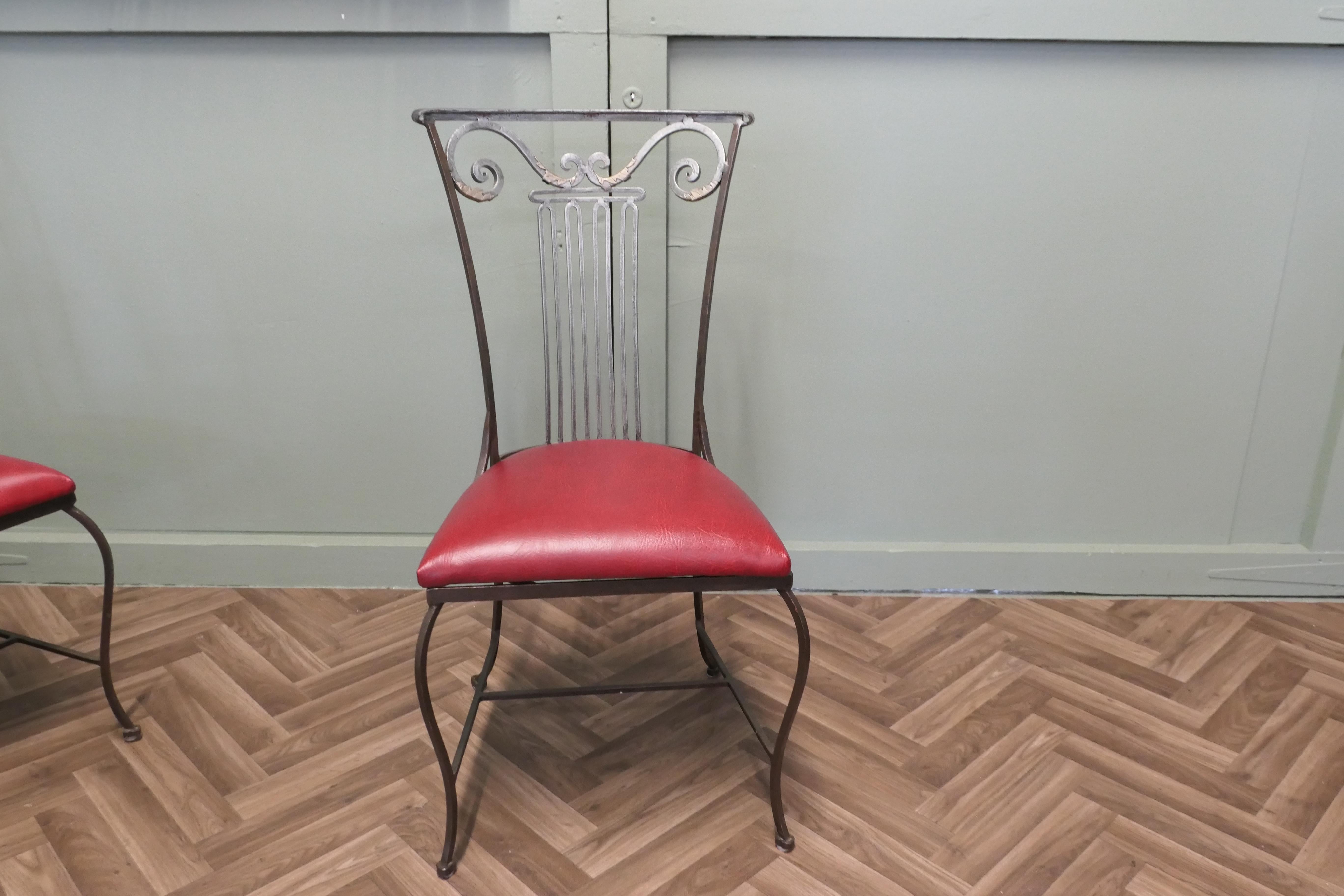Ensemble de 4 chaises de salle à manger en fer à dossier haut  Les chaises ont un dossier haut légèrement incurvé Bon état - En vente à Godshill, Isle of Wight