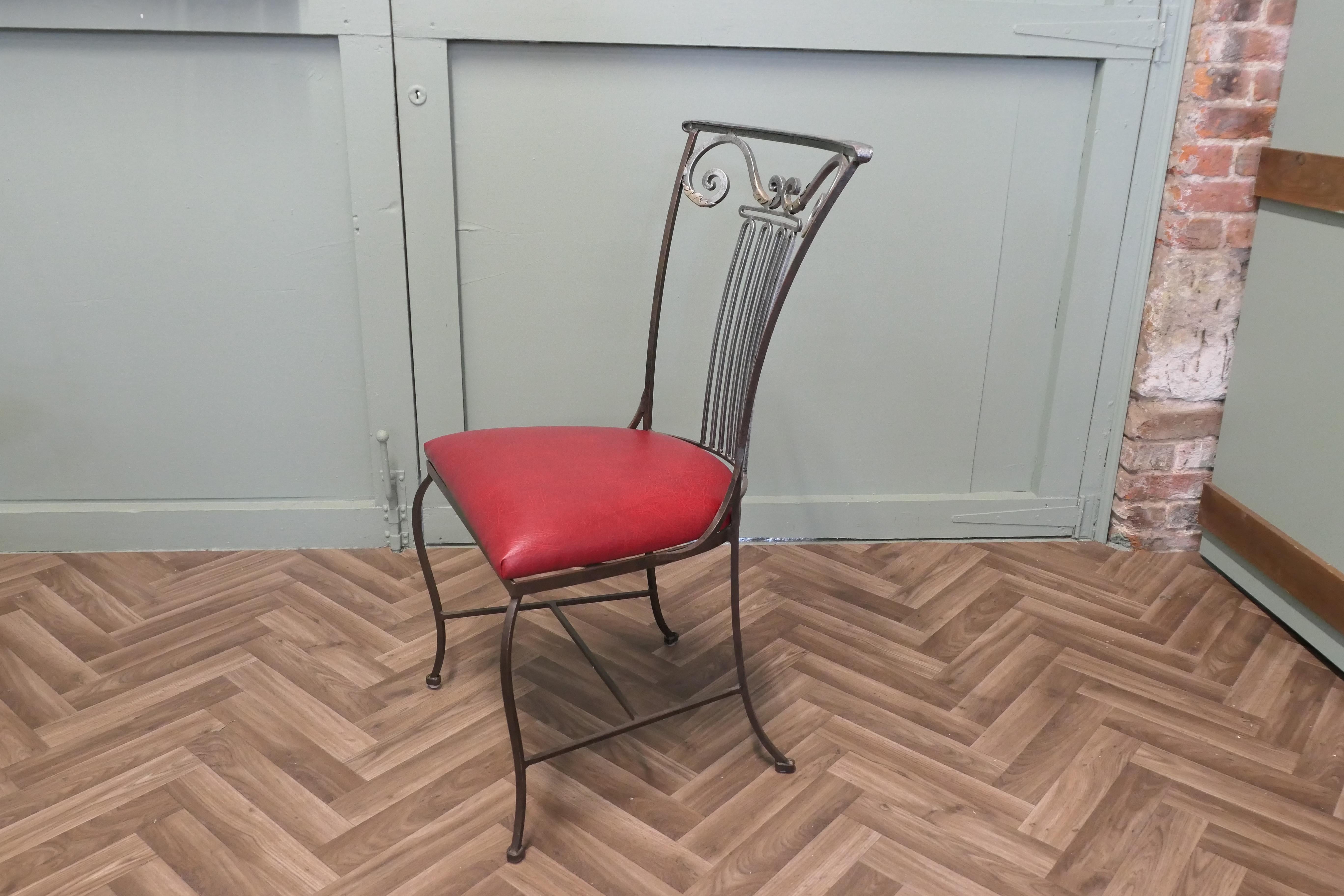 Milieu du XXe siècle Ensemble de 4 chaises de salle à manger en fer à dossier haut  Les chaises ont un dossier haut légèrement incurvé en vente