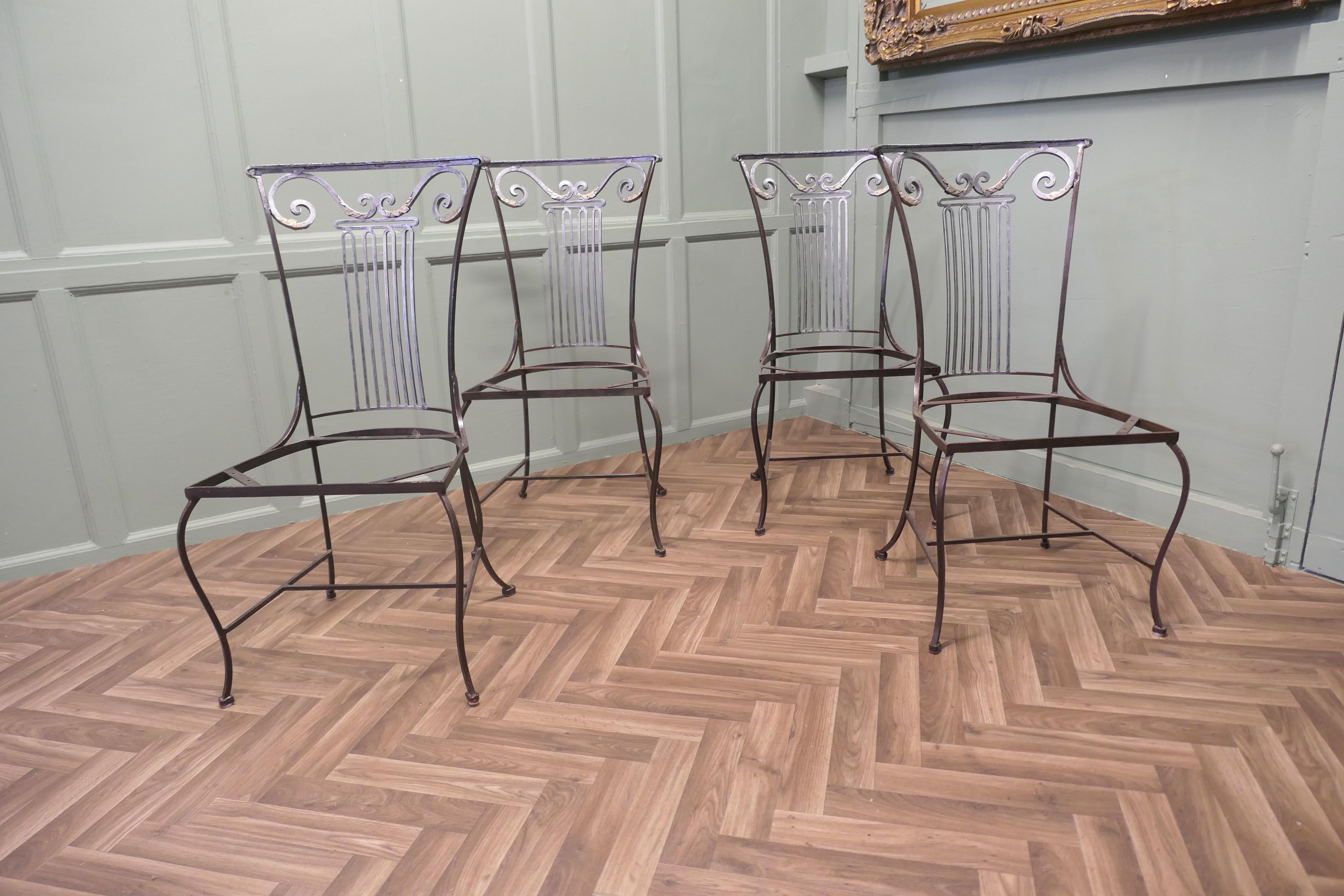 Fer Ensemble de 4 chaises de salle à manger en fer à dossier haut  Les chaises ont un dossier haut légèrement incurvé en vente