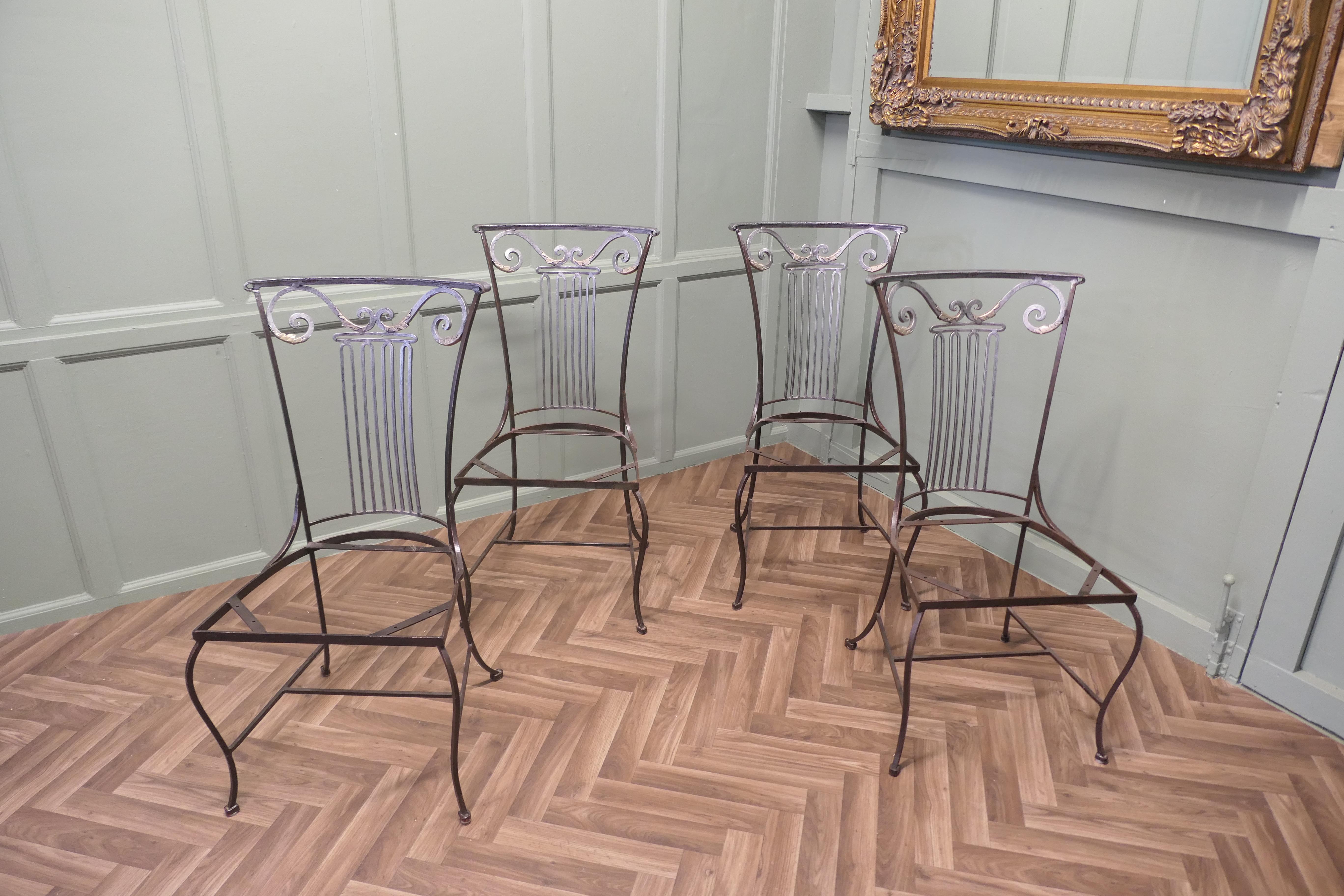 Ensemble de 4 chaises de salle à manger en fer à dossier haut  Les chaises ont un dossier haut légèrement incurvé en vente 1