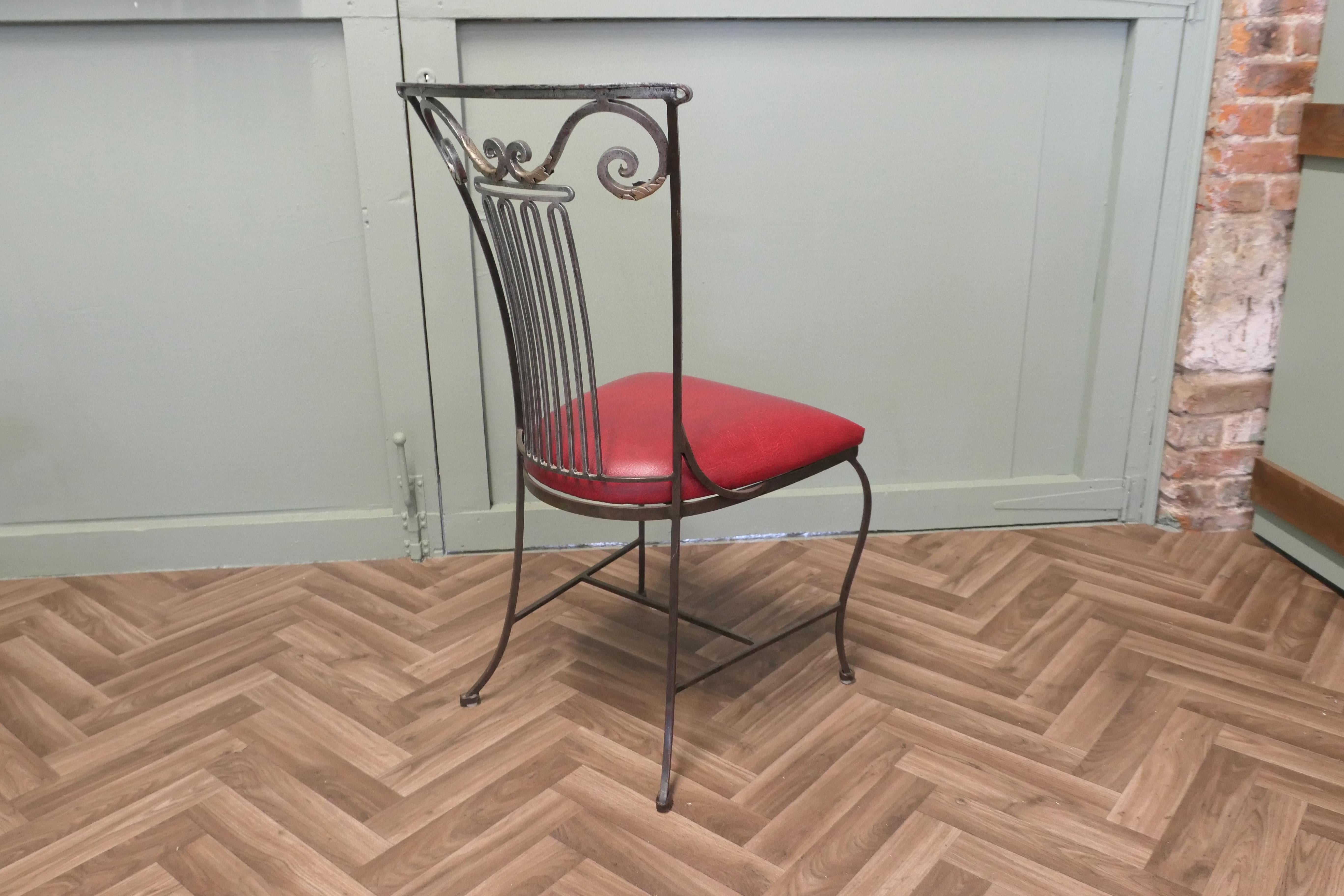 Ensemble de 4 chaises de salle à manger en fer à dossier haut  Les chaises ont un dossier haut légèrement incurvé en vente 2