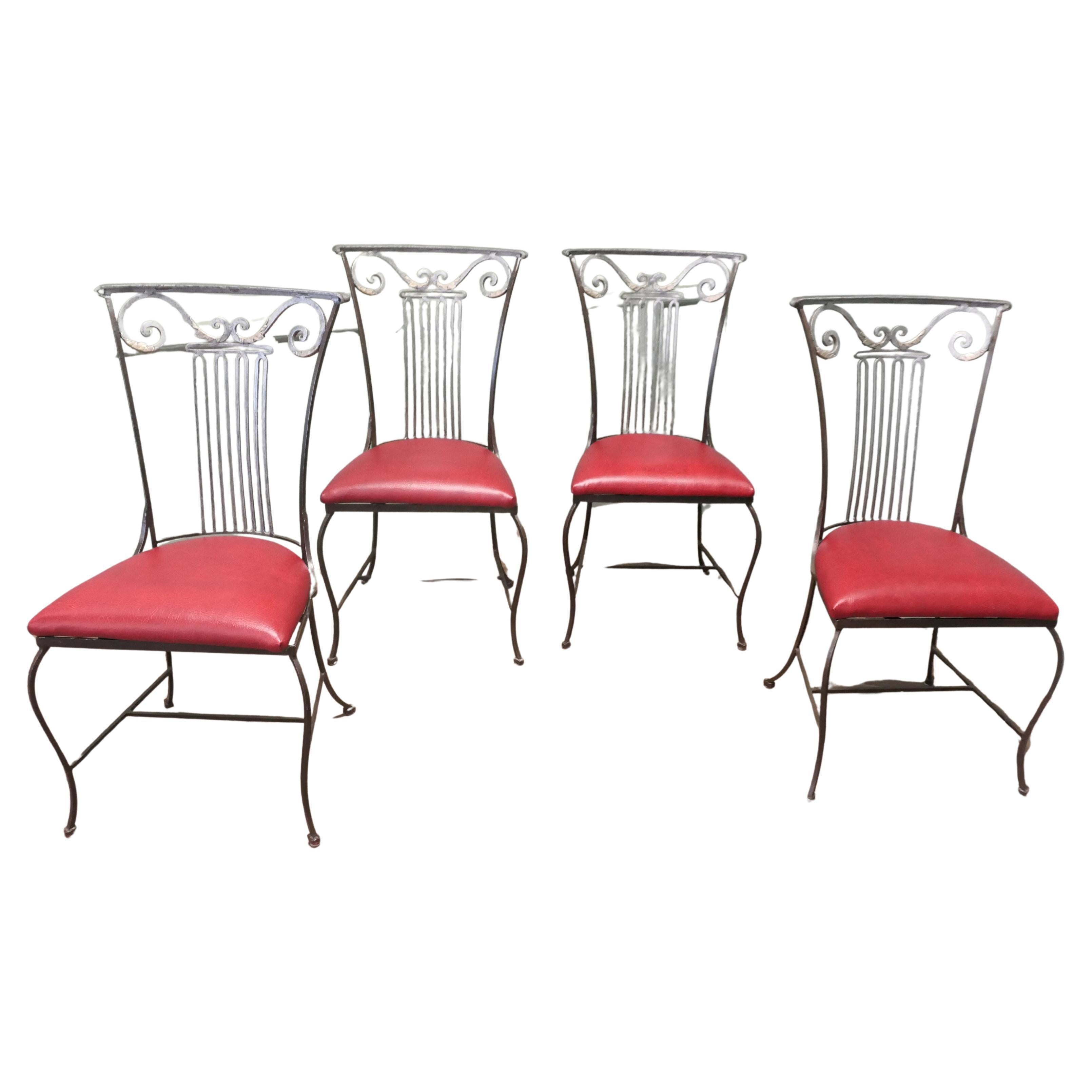 Ensemble de 4 chaises de salle à manger en fer à dossier haut  Les chaises ont un dossier haut légèrement incurvé