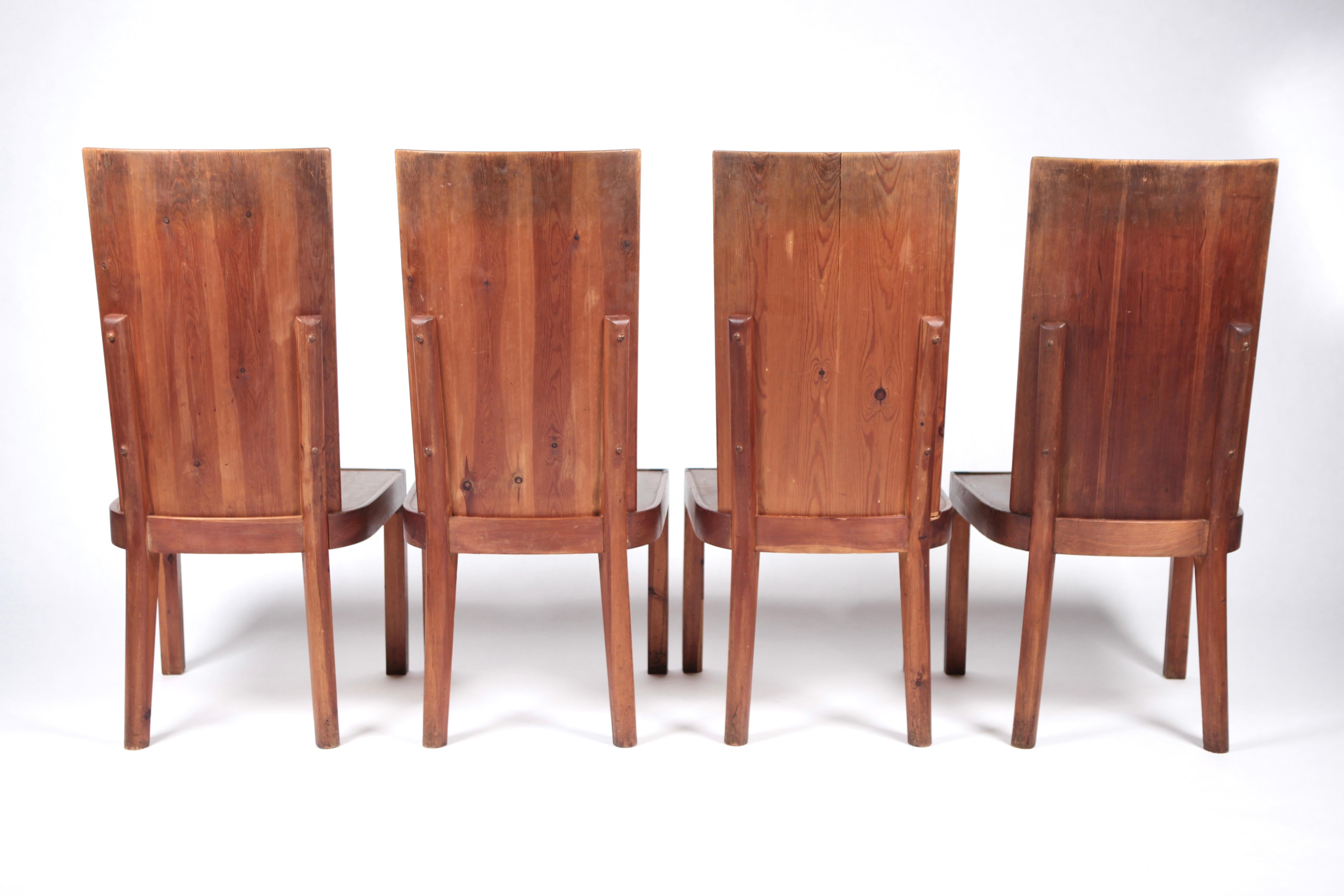 Set of 4 High Back Stained Pine Chairs, Attributed to Axel Einar Hjorth, Sweden  In Fair Condition For Sale In Berlin, DE