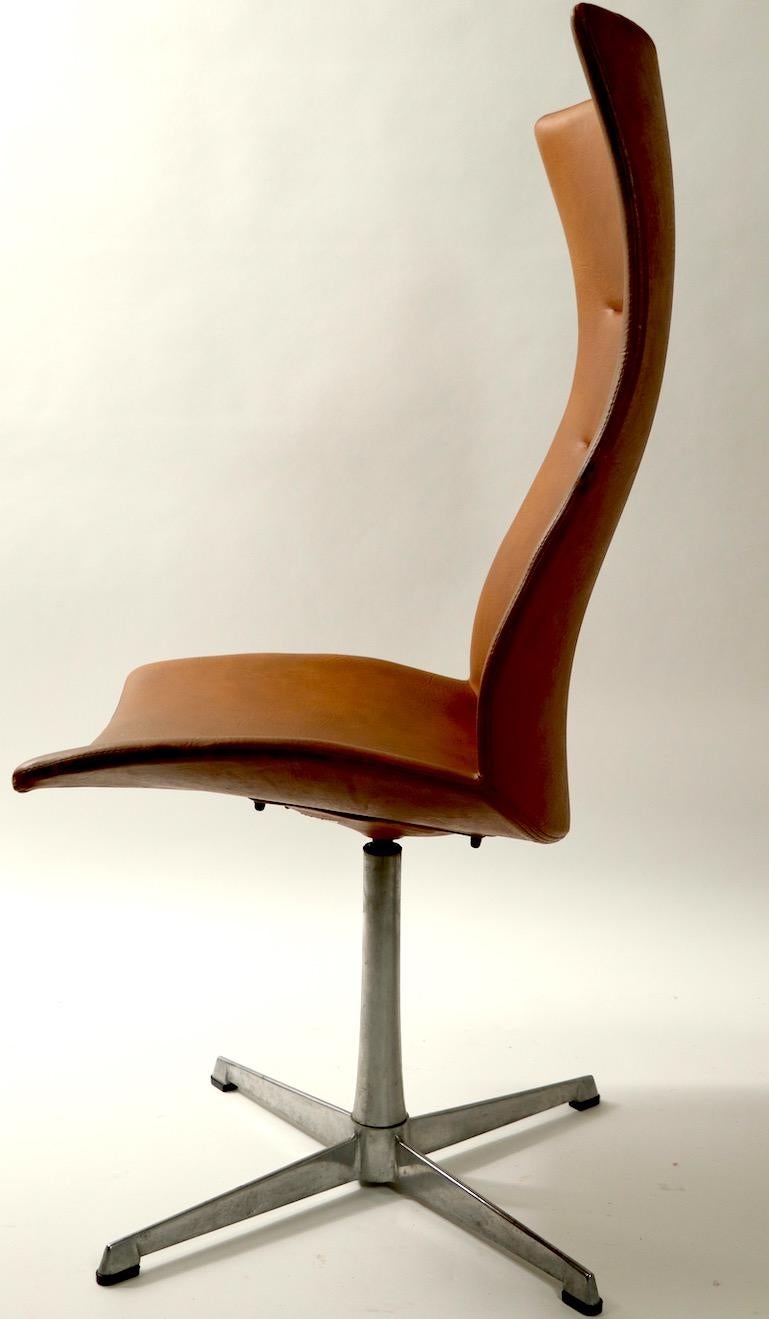 Ensemble de 4 chaises de salle à manger pivotantes à haut dossier par Overman, Suède en vente 2