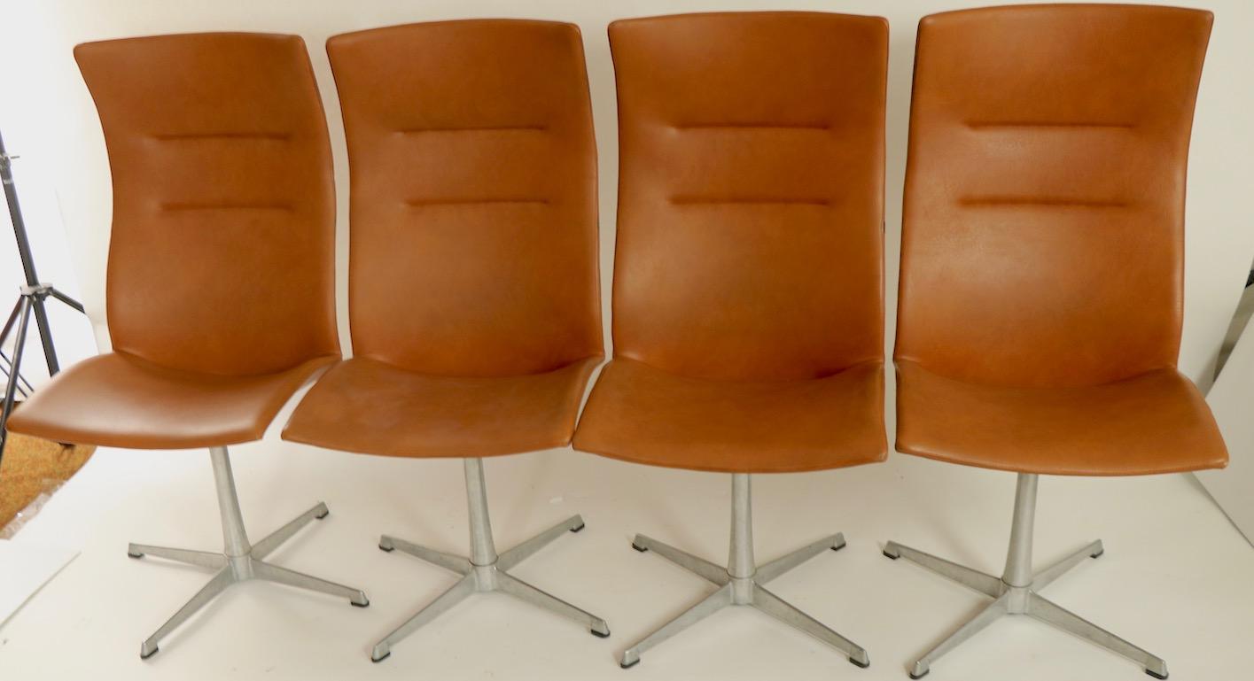 Ensemble de 4 chaises de salle à manger pivotantes à haut dossier par Overman, Suède en vente 9
