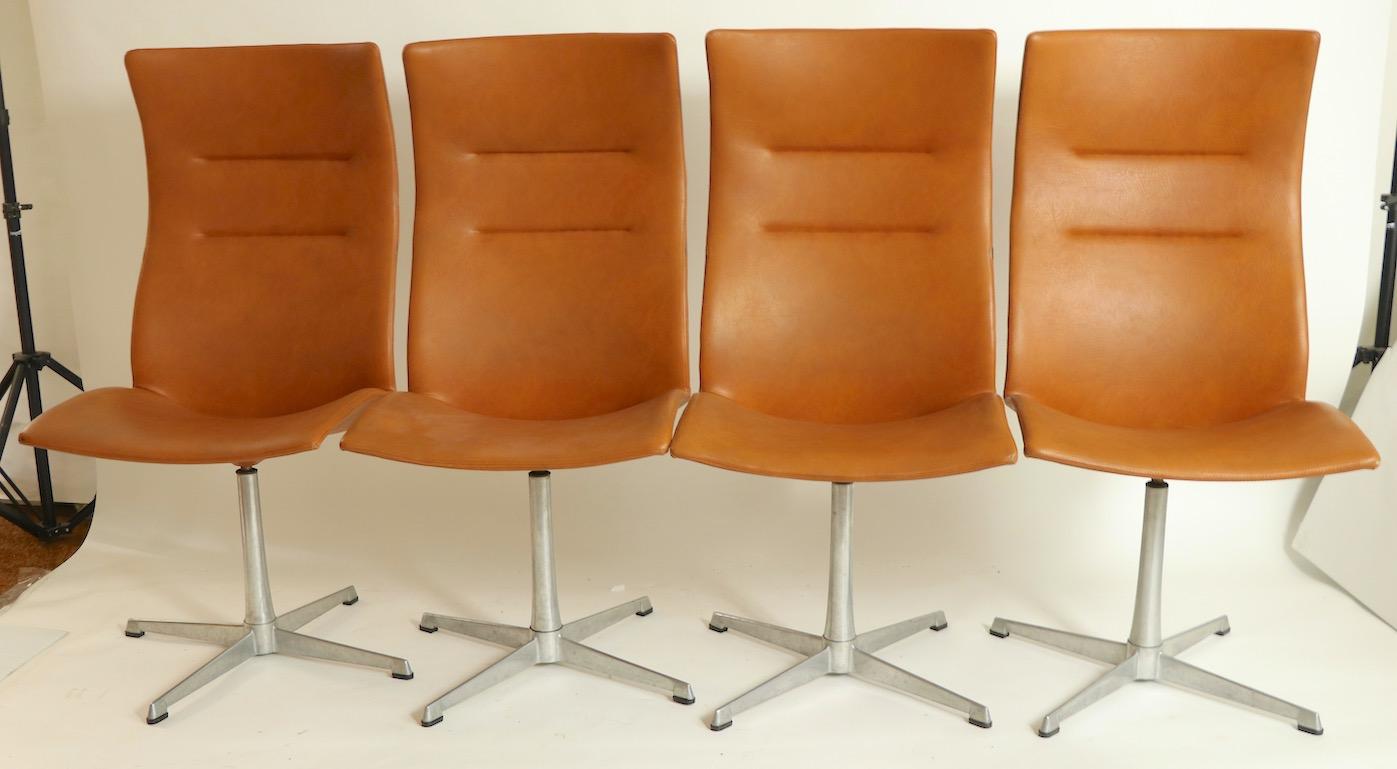 Ensemble de 4 chaises de salle à manger pivotantes à haut dossier par Overman, Suède en vente 10