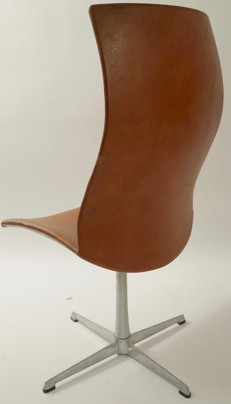 Ensemble de 4 chaises de salle à manger pivotantes à haut dossier par Overman, Suède en vente 10