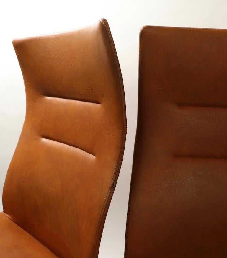 20ième siècle Ensemble de 4 chaises de salle à manger pivotantes à haut dossier par Overman, Suède en vente