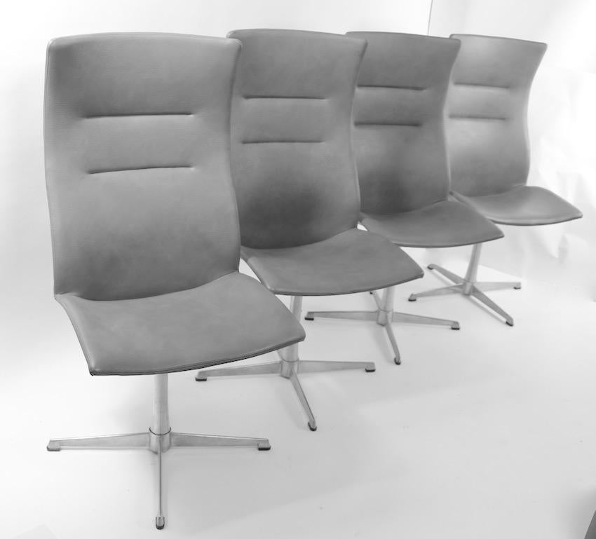 Ensemble de 4 chaises de salle à manger pivotantes à haut dossier par Overman, Suède en vente 1