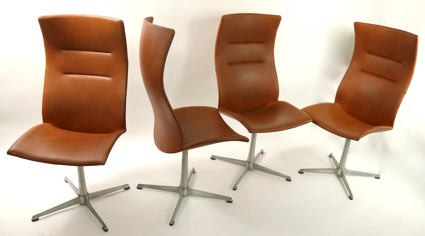Ensemble de 4 chaises de salle à manger pivotantes à haut dossier par Overman, Suède en vente 2