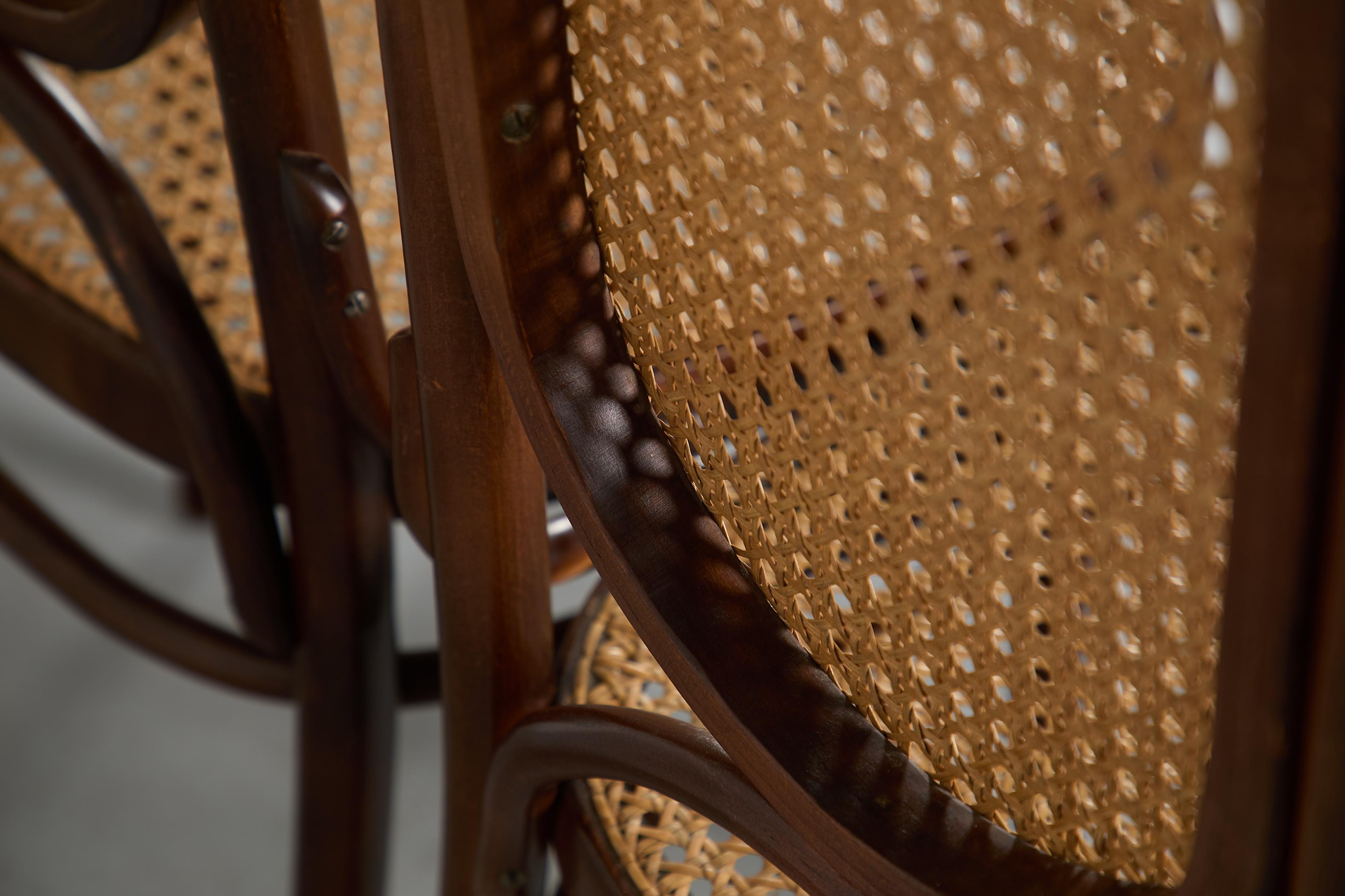 Set aus 4 Thonet Stühlen mit hoher Rückenlehne und Rohrsesseln im Angebot 3